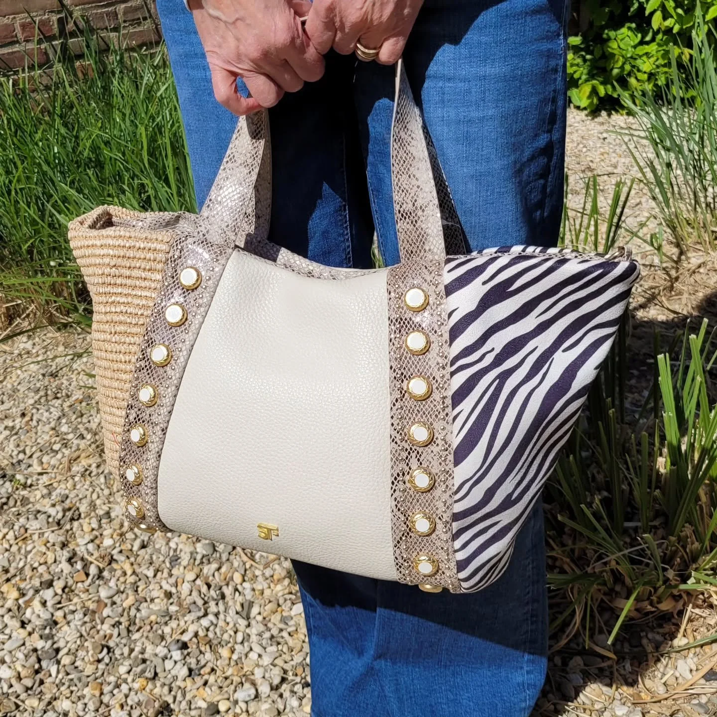 Shopper in een leuke combinatie van materialen &euro;89.99 #steenwegsittard #parkeerplaatssteenwegbereikbaar