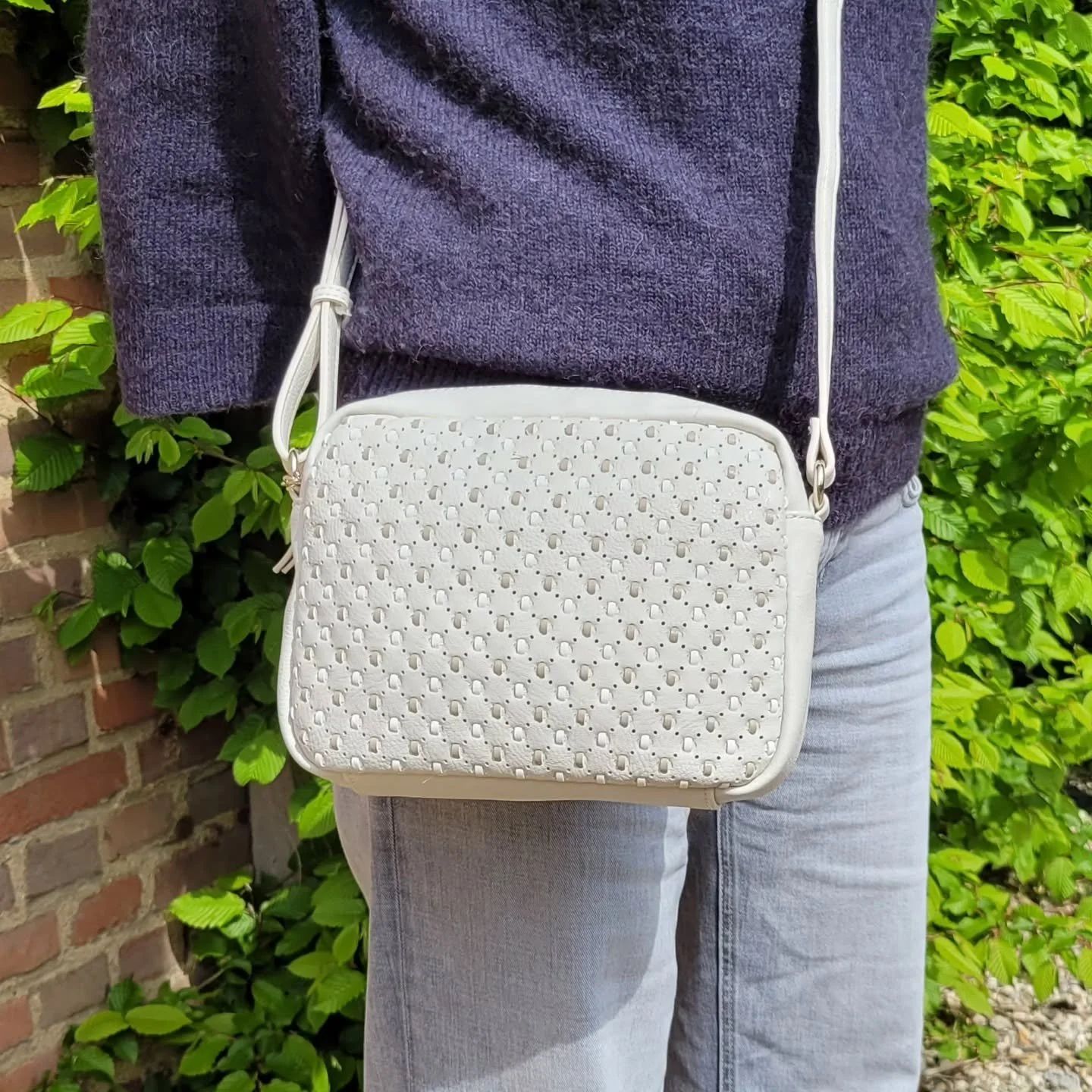 Verras moeder met een nieuwe tas voor moederdag! Deze tas is verkrijgbaar in beige,  l.taupe en l.blauw &euro;39.99 #steenwegsittard #parkeerplaatssteenwegbereikbaar