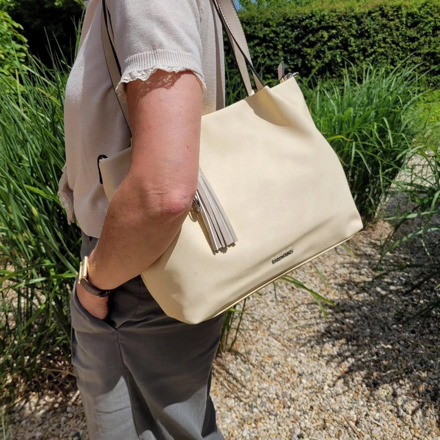 Altijd in onze collectie;deze schoudertas met erin nog een kleinere tas die je crossbody kunt dragen! &euro;59.99 Vandaag zijn wij gesloten maar morgen zijn wij er weer va. 10.00uur!
