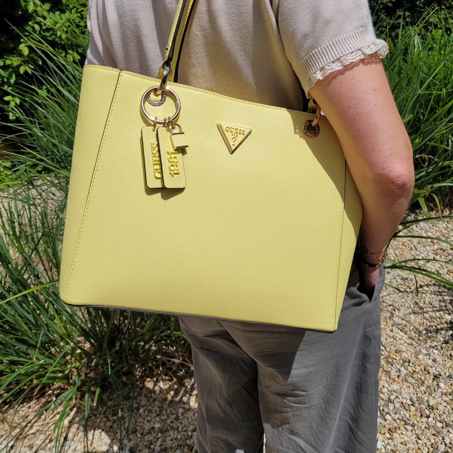 Met deze zacht gele shopper van Guess wordt het vandaag toch weer een zonnige dag! &euro;155.= #steenwegsittard