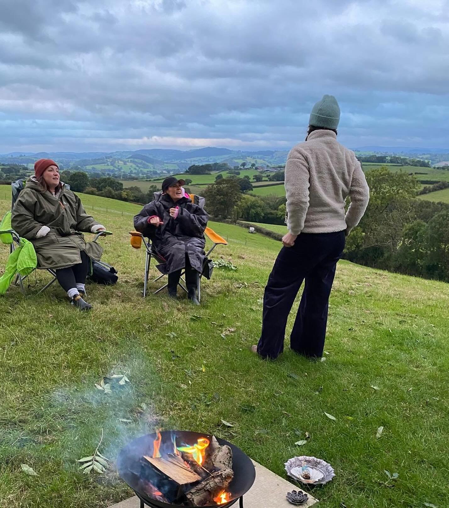 Last night&rsquo;s magical Cacao Meditation &amp; Firepit up the hill 🙏 

This has set us all up for tonight&rsquo;s The Libra ♎️ New Moon Solar Eclipse 🌙 

A powerful time for:
1. New beginnings and fresh starts
2. Setting intentions and goals
3. 