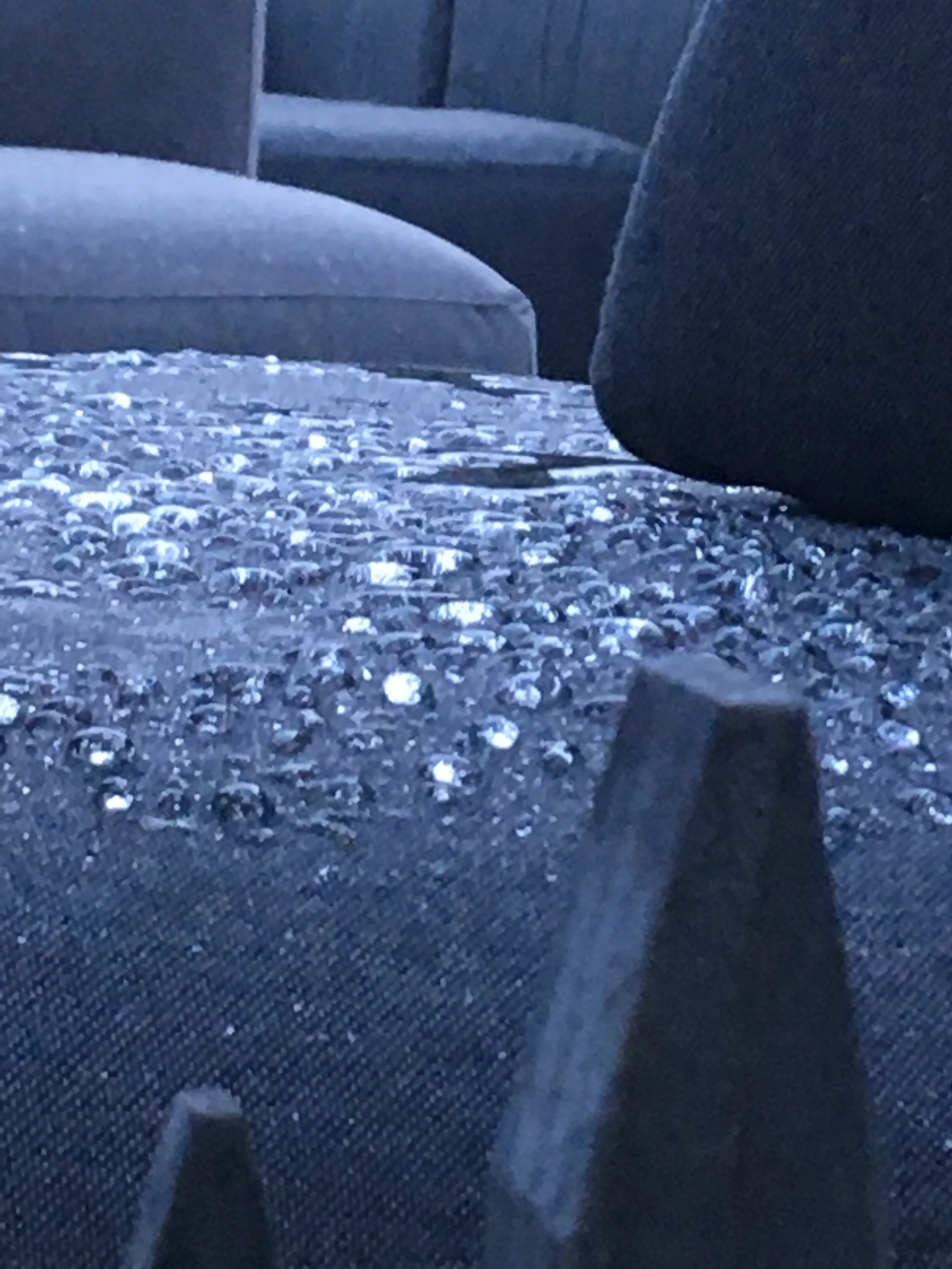 Es regnet. Die Familie bleibt drinnen. Ich gehe raus. Trainieren.