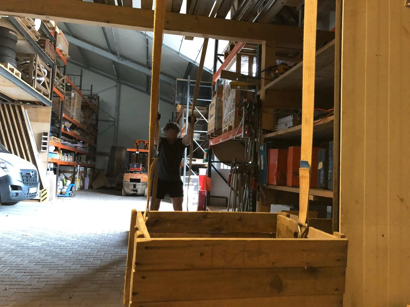 Kisten, Kisten und wieder Kisten heben