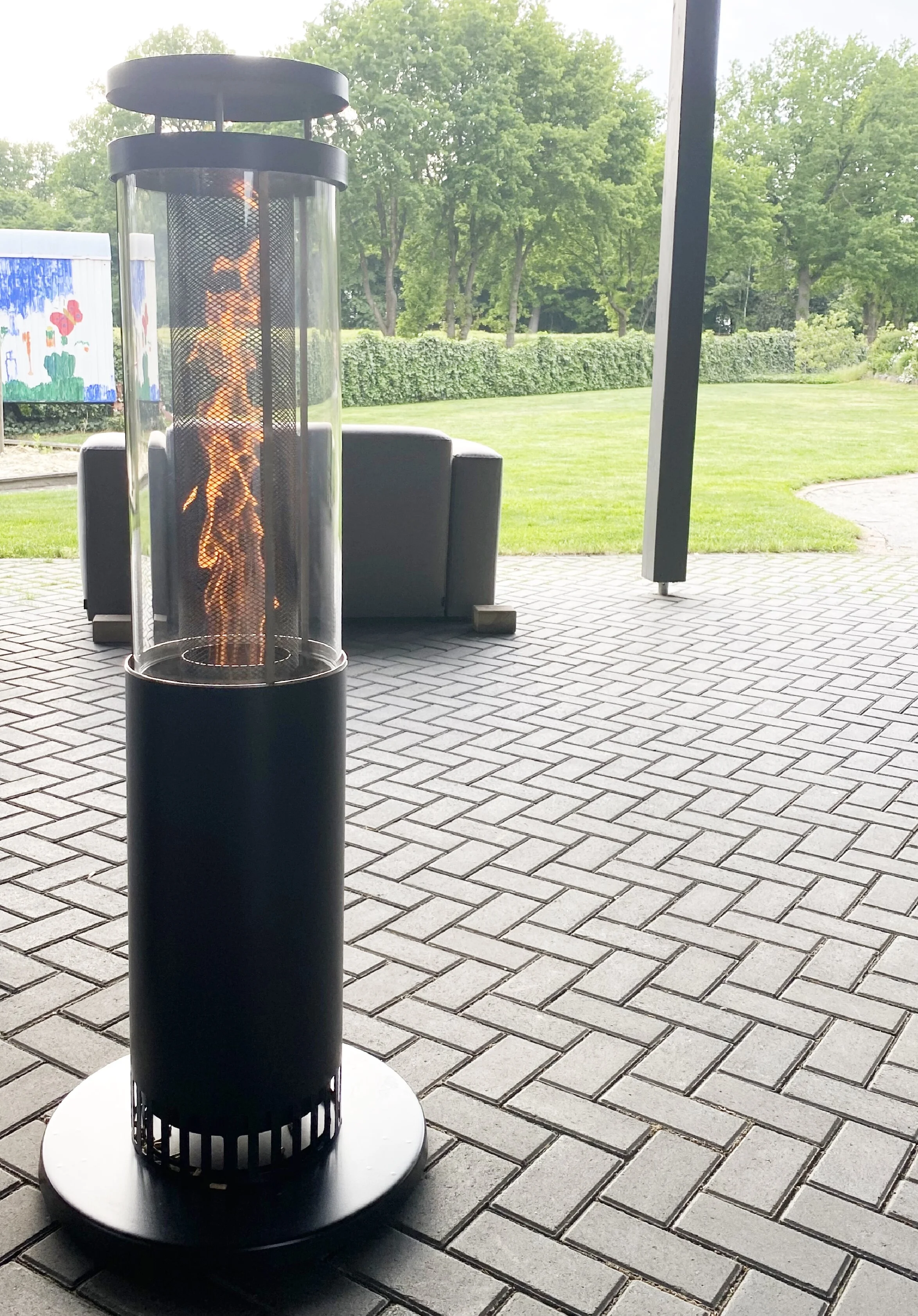 Terrassenofen rund auf Rollen