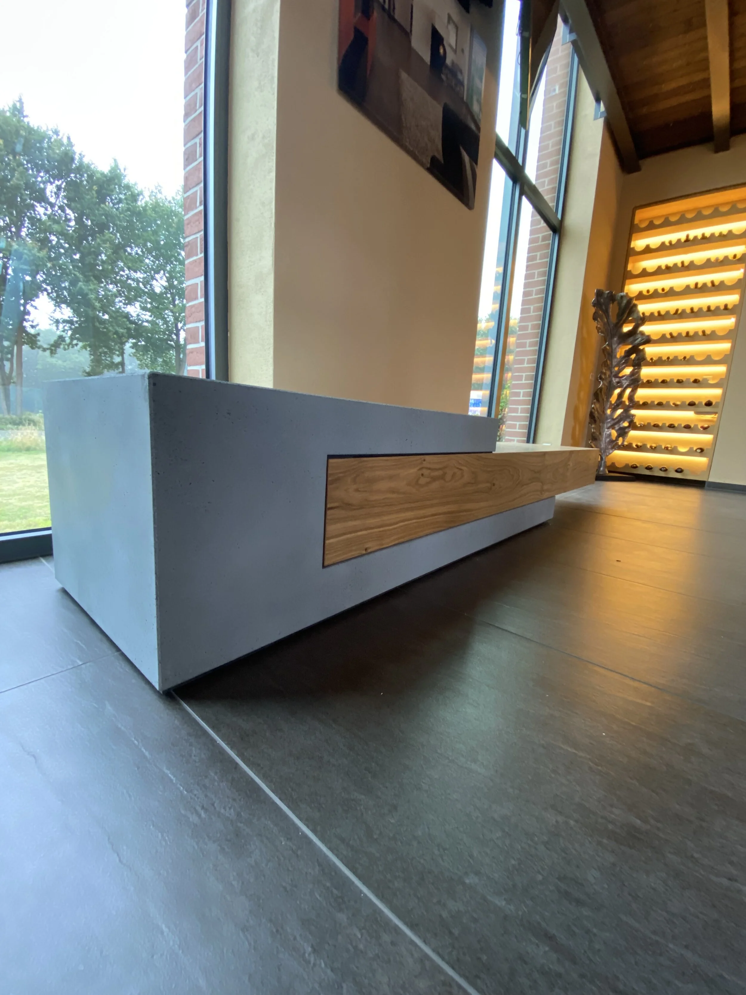 Ausstellungserweiterung - das Sideboard steht