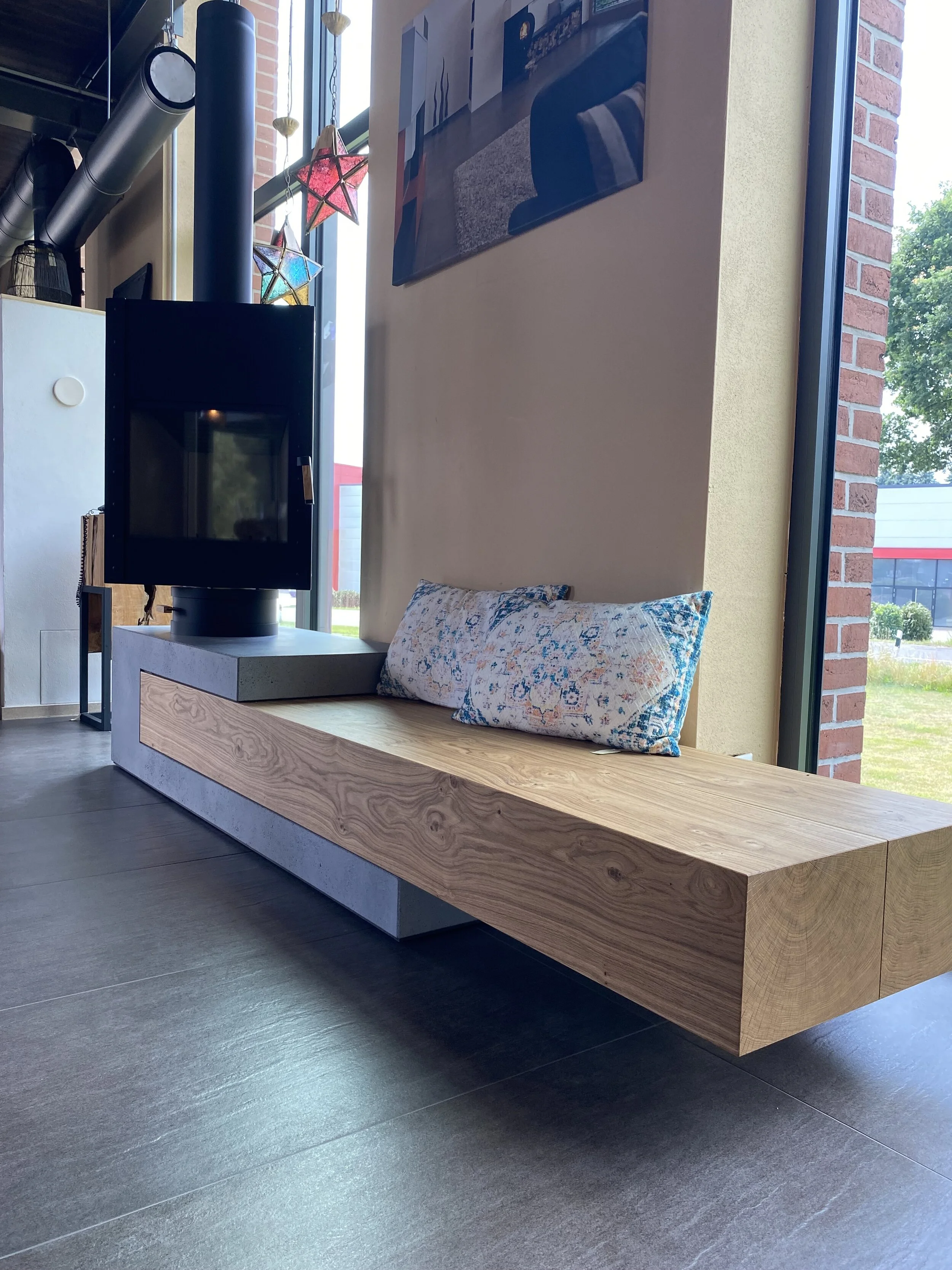 Ausstellungserweiterung - Sichtbetonsideboard mit Kaminofen Stor