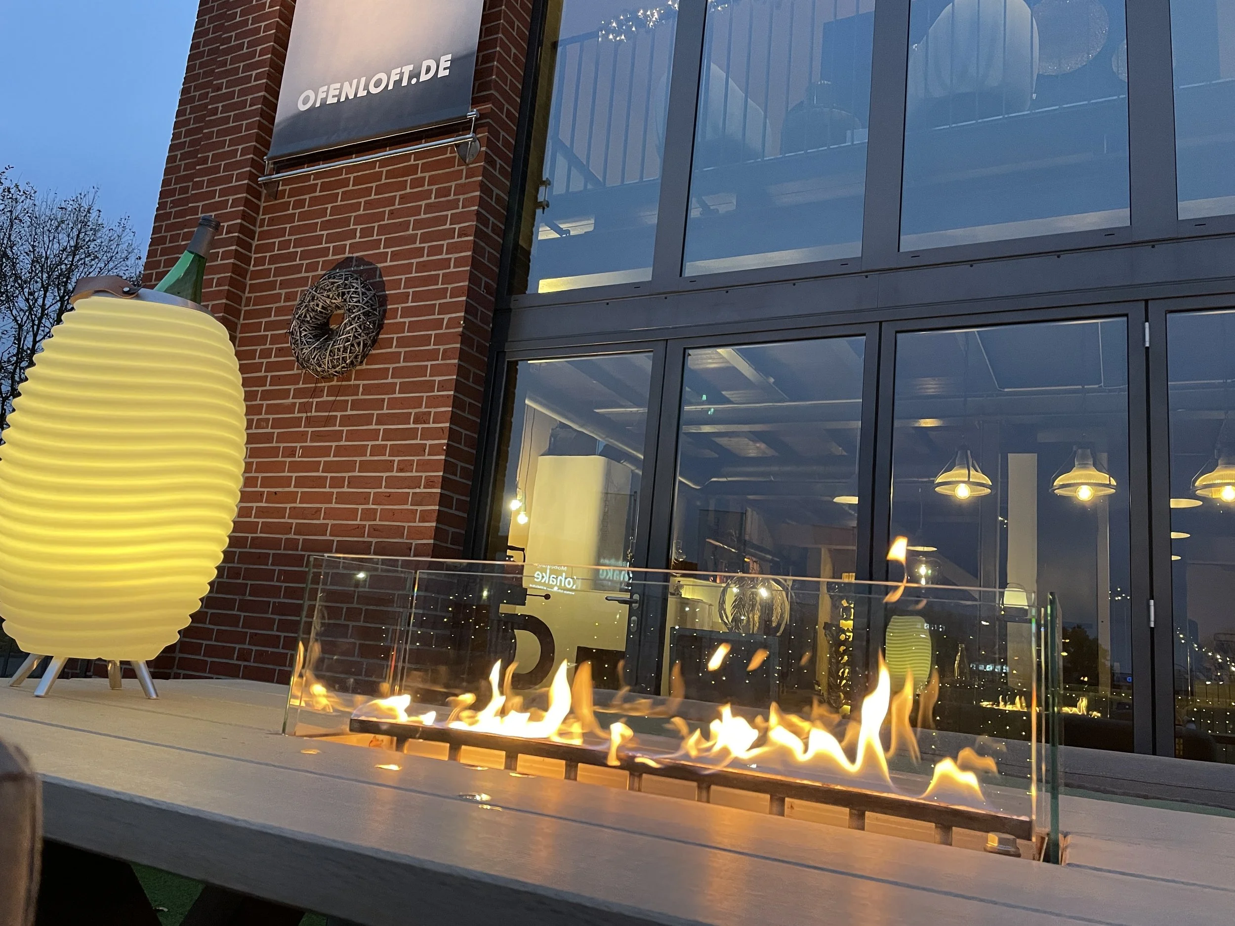 Ethanolfeuer im Holztisch integriert... so geht Wärme