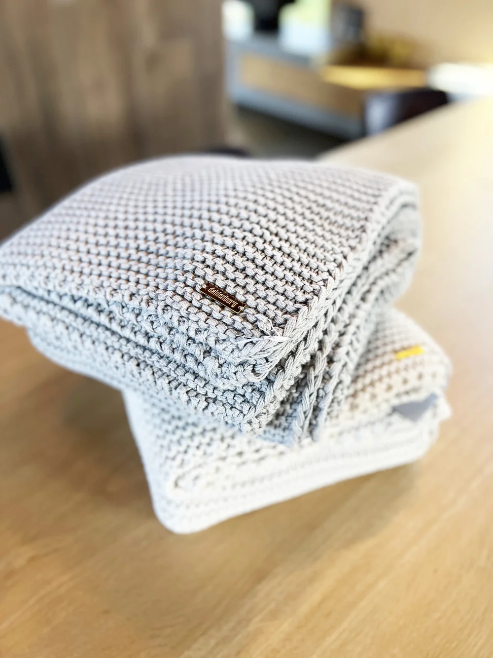 Strickdecke 130/190 cm in beige oder hellgrau —