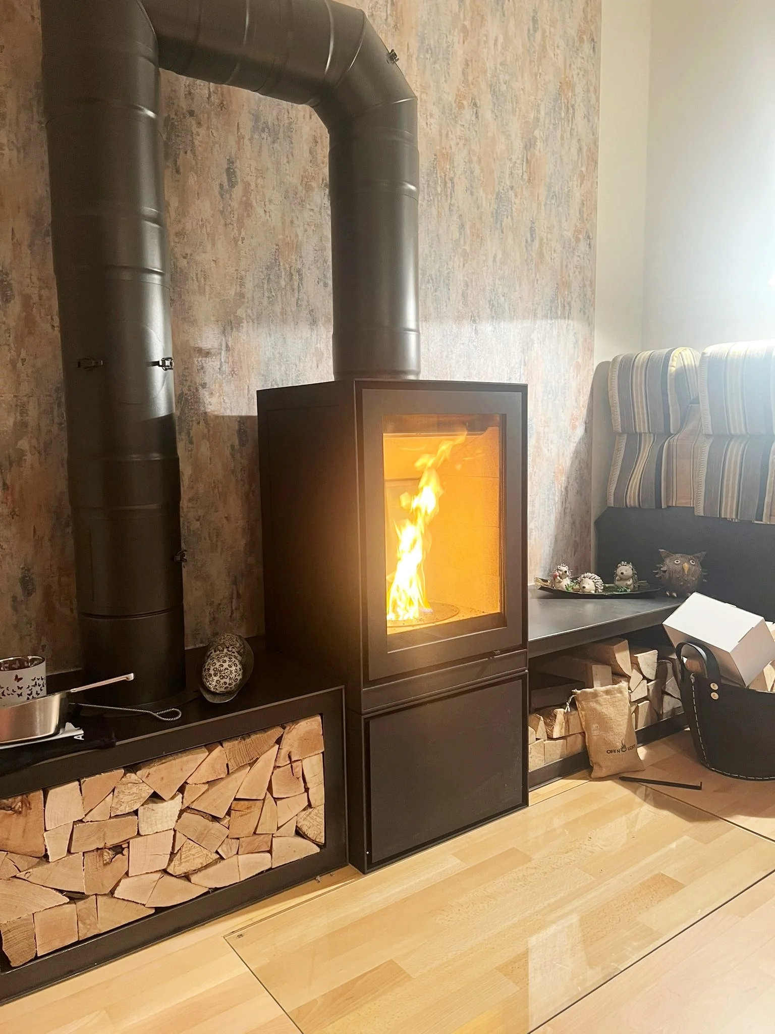 Feuertaufe Pelletspecksteinofen mit Stahlbank
