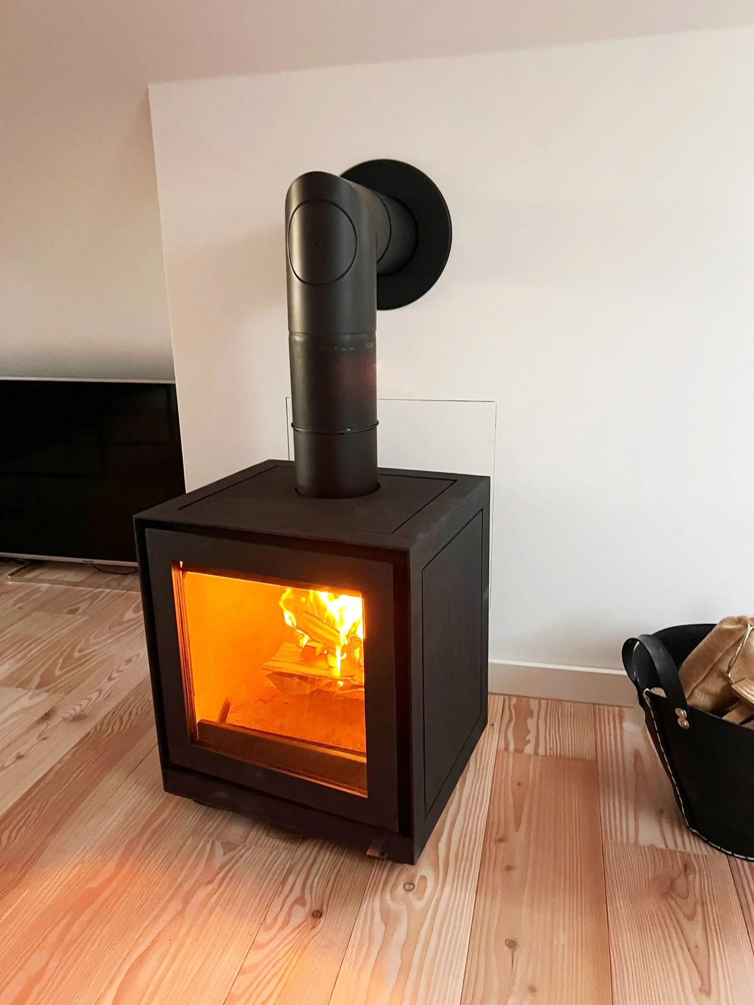 Kaminofen Max B: Elegant und platzsparend!