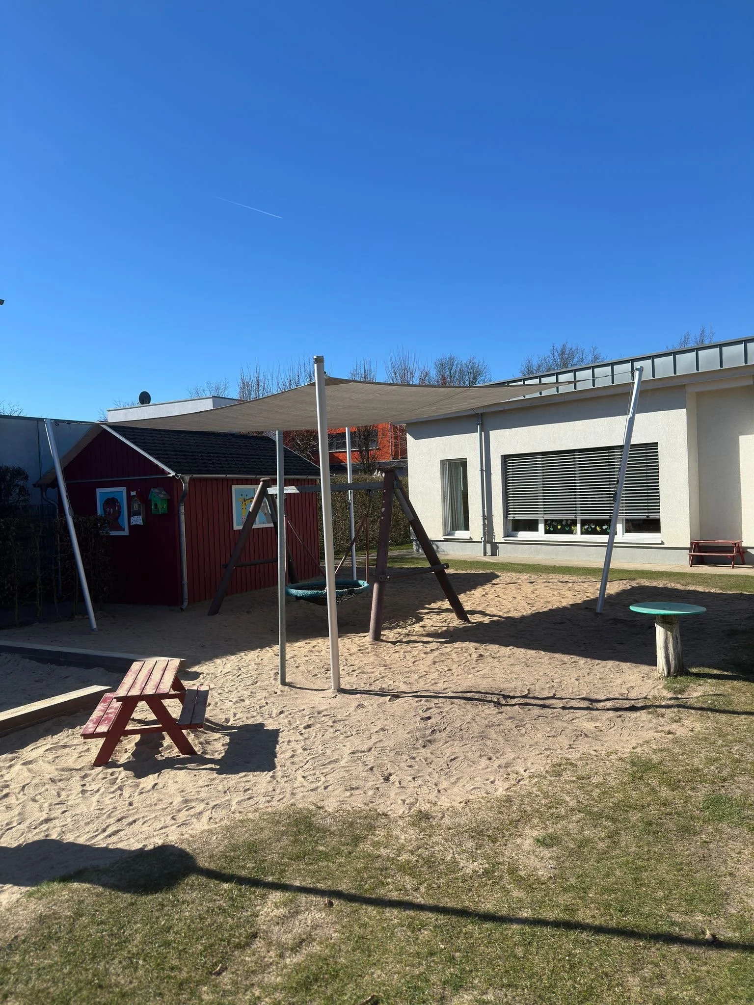 Hurra … ein Sonnensegel für den Kindergarten. 