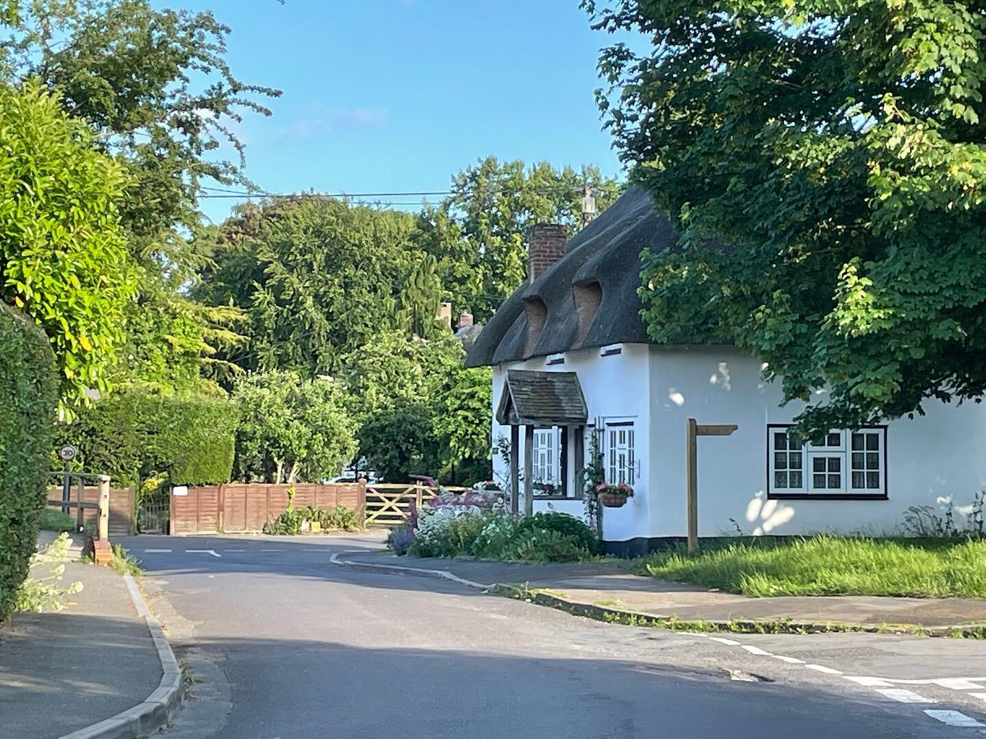 There are many walks throughout Longparish. This is the start of the spinal path which is a lovely route directly through the middle of the village, linking the @cricketersinnlongparish and @ploughinnlongparish #spinalpath #spinalpathway #pubtopubwal