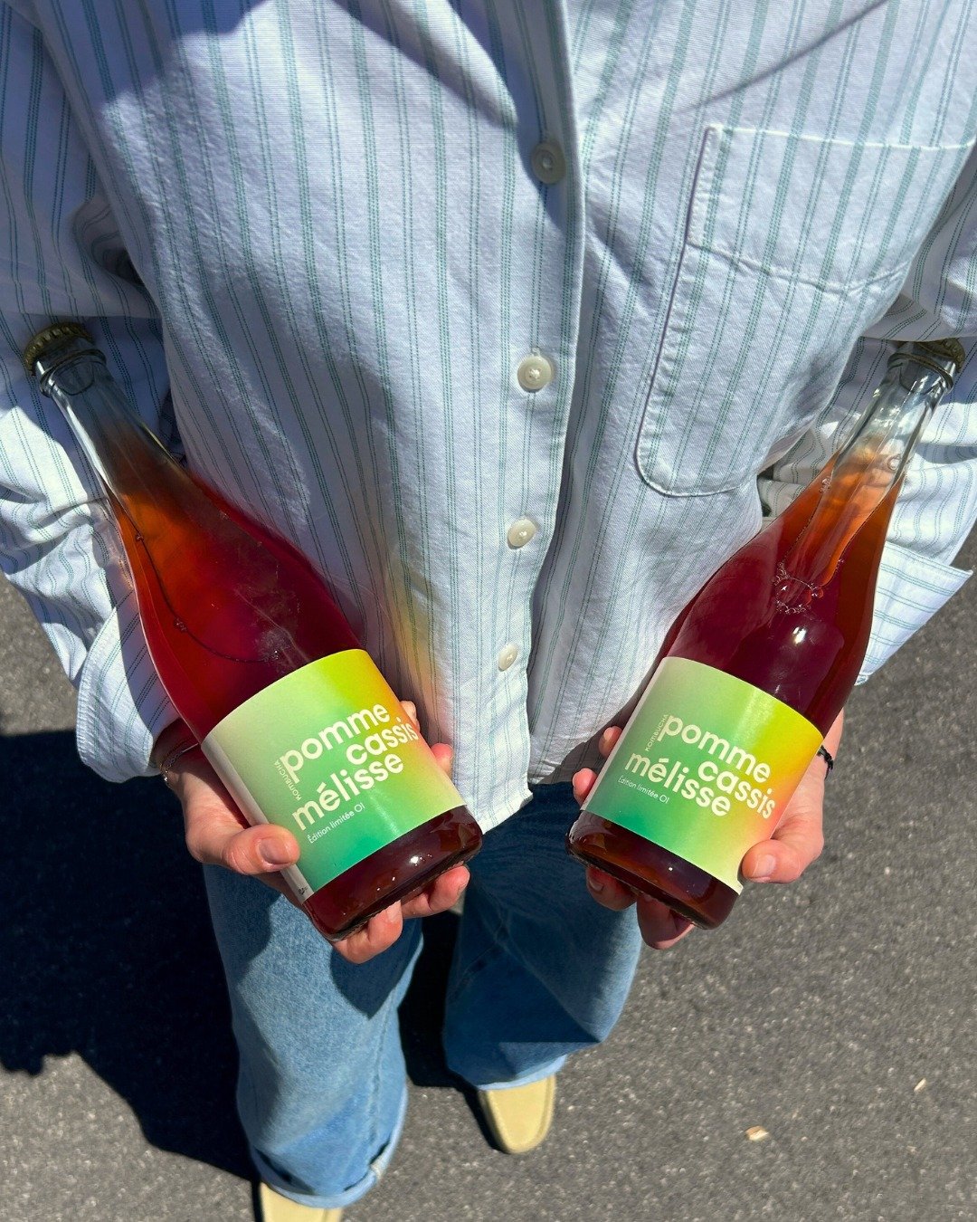 CONCOURS ☀️🙌 Pour c&eacute;l&eacute;brer ce premier jour d'&eacute;t&eacute;, on avait tr&egrave;s envie de vous faire un petit cadeau...

Elle est l&agrave;.
Elle est fra&icirc;che.
Elle est &agrave; gagner.
👉 La Pomme Cassis M&eacute;lisse 75cl a