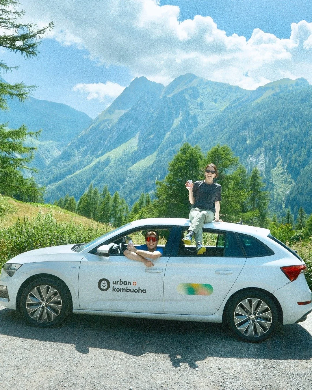 Yes, we deliver. Even up here. Vrooooommmm vroooooom⛰️

#urbankombucha #refreshing #outdoor #kombucha #swissdrink #switzerland #summervibes #itshotoutside #booch #mountainlife
