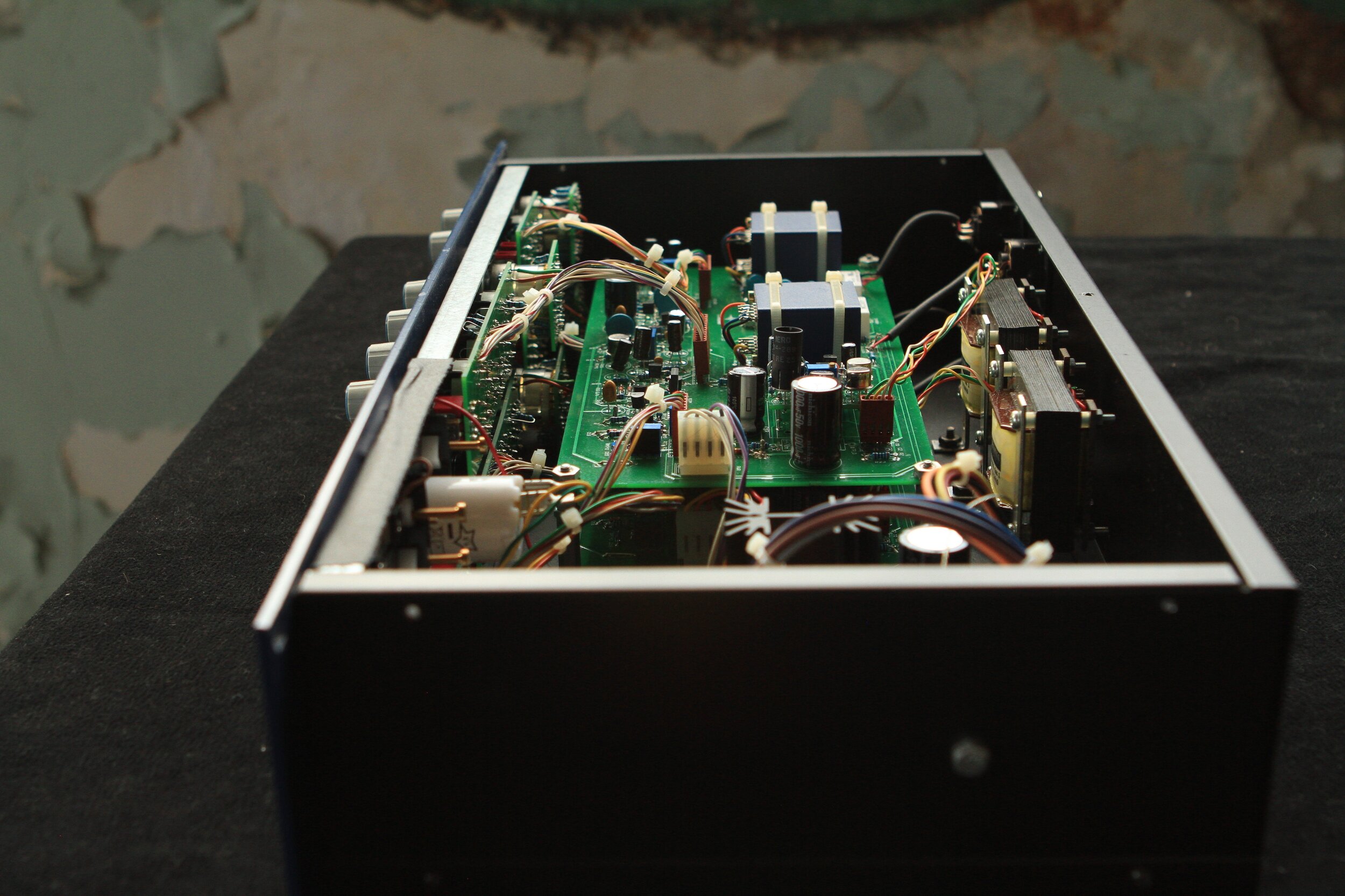These circuit boards were designed by IGOR of groupdiy. The threshold and makeup gain use 24 step ELMA switches for fine control.