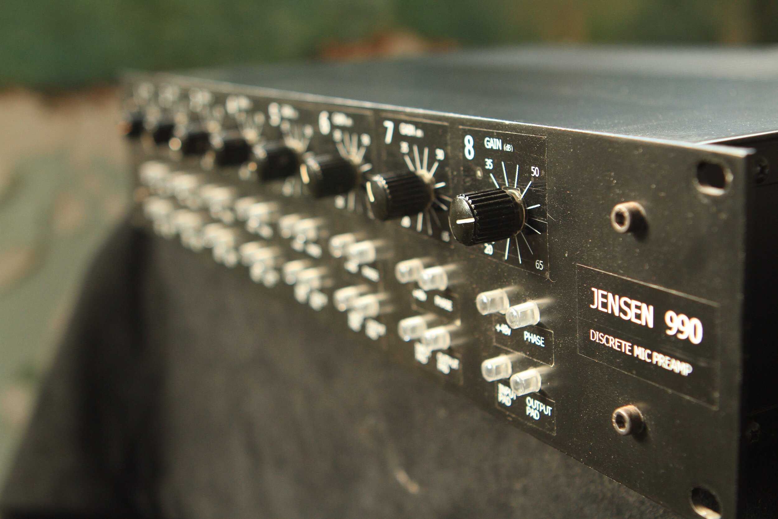 The 990 discrete opamp (DOA) designed by Deane Jensen, operating as a microphone preamplifier. A stepped gain switch up to 70 dB. This build has 8 channels packed into a 2U case.