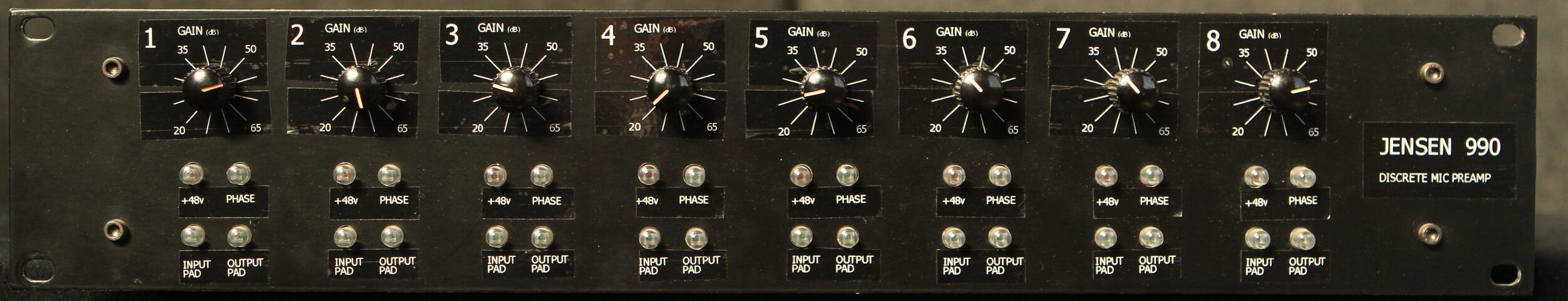 The gain switch goes from 15 dB to 70 dB in steps of 5 dB, with an input pad (-20dB) and output pad (-10 dB)
