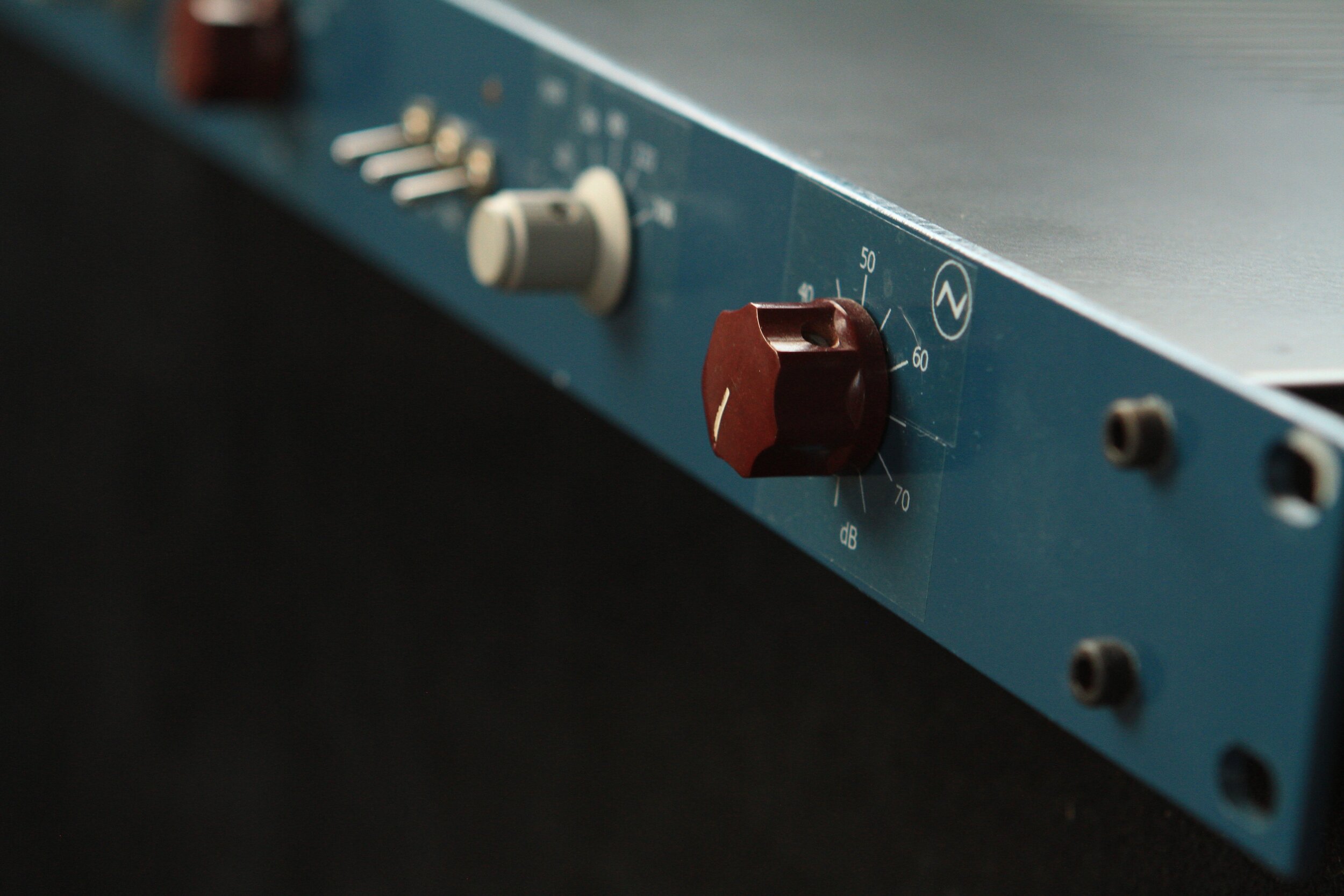 The Neve microphone preamplifier 1290 was the same circuit found in the legendary 1081 & 1073 channel strips. This build adds the HPF from the 1073, to cut low frequencies during tracking, when necessary.