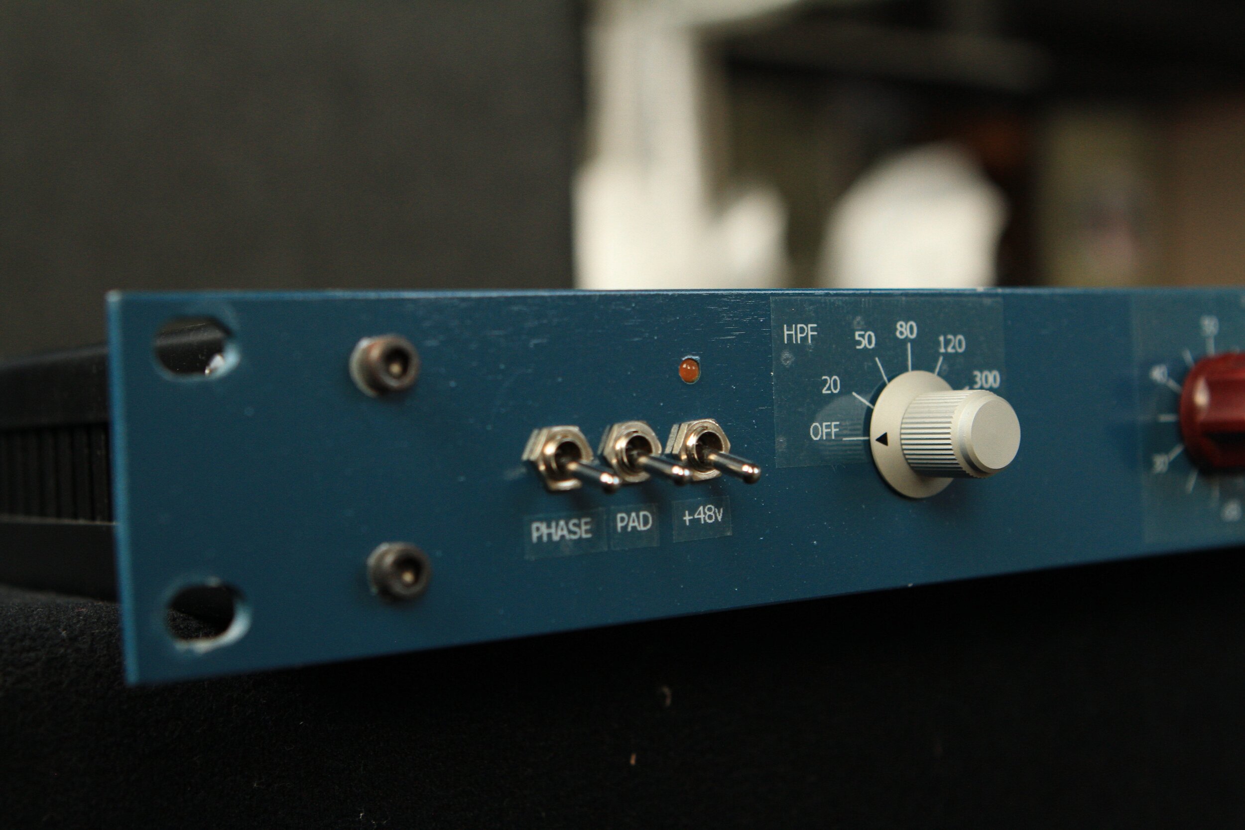 The HPF uses an inductor to form a resonance filter, with 12 dB per octave rolloff. The control has 5 frequency set points.