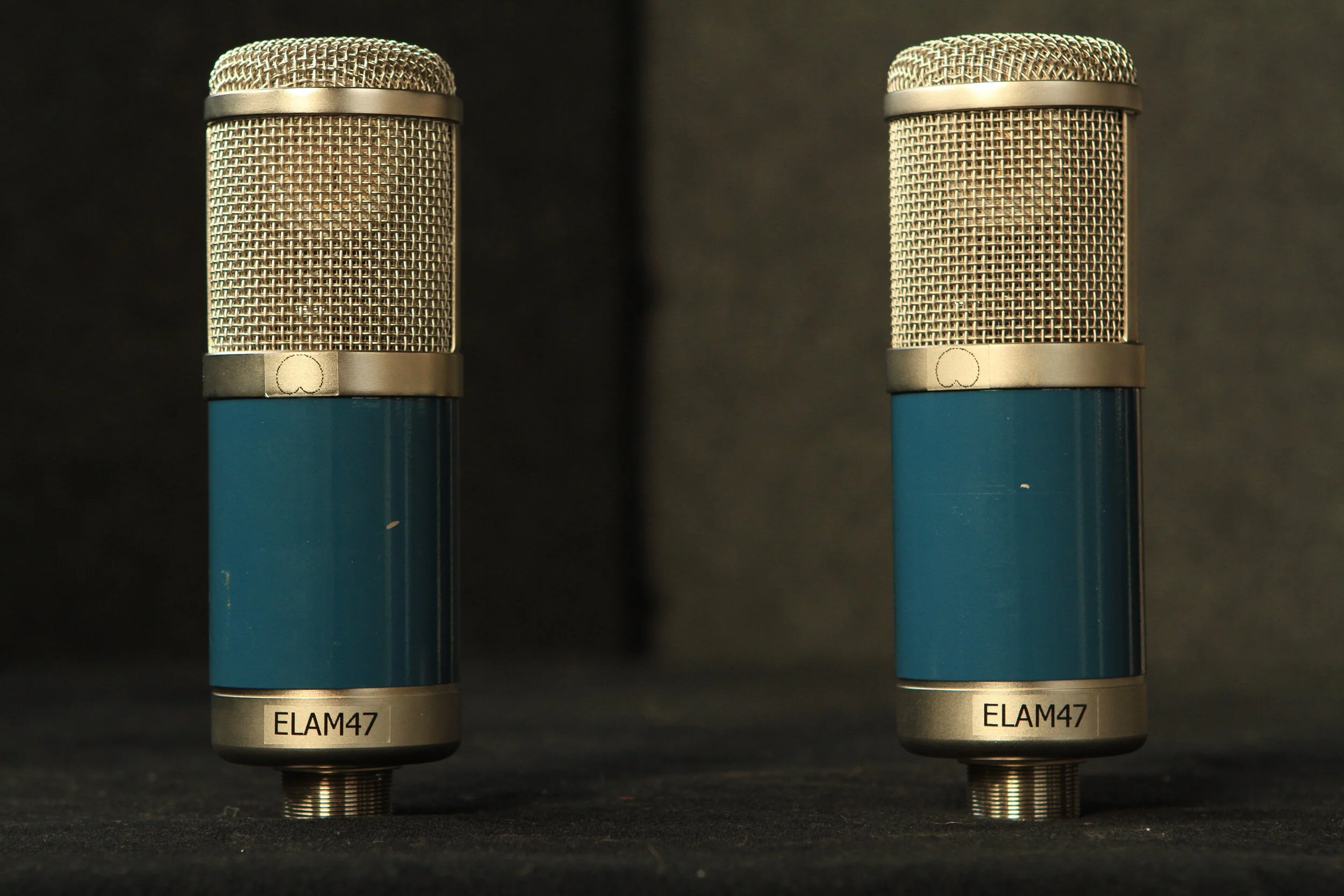This mic pair is based on the ELAM251 circuit, but instead of the edge-terminated C12 style capsule, these use center-terminated U47 style capsules.