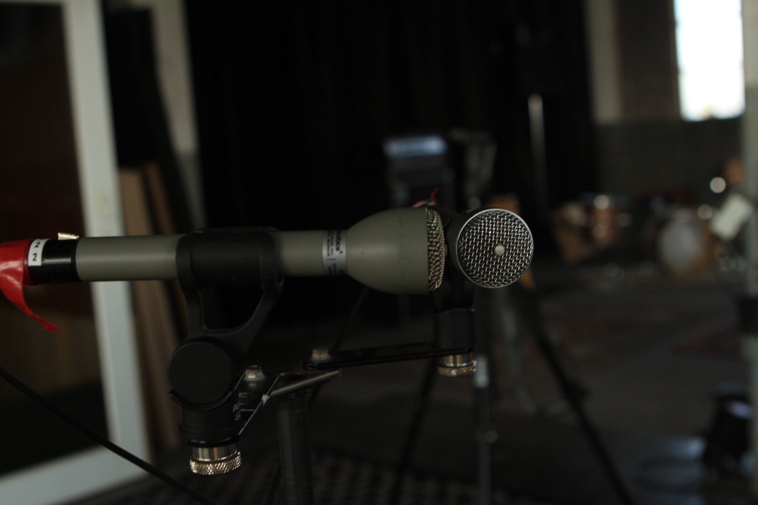 EV 635A dynamic microphones in an XY stereo room mic pair