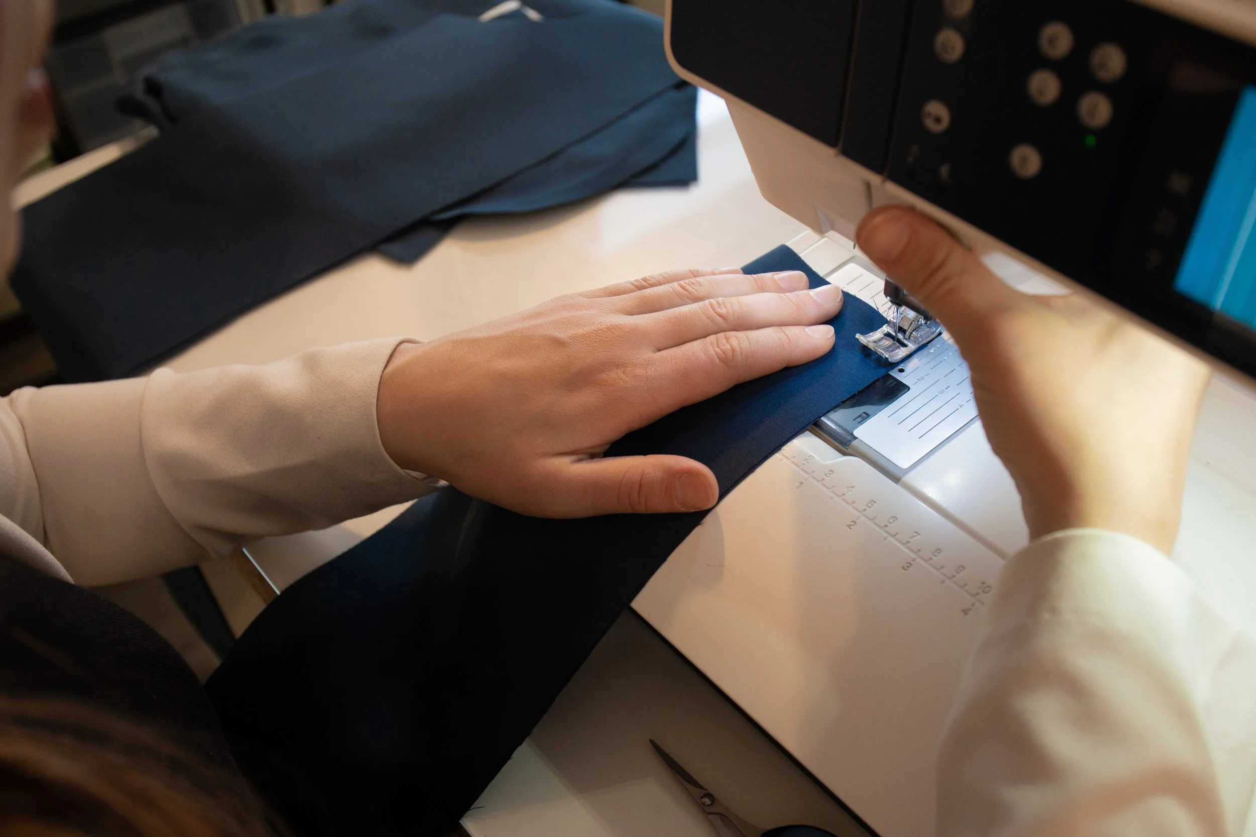sew_details-08254_newfinger.jpg