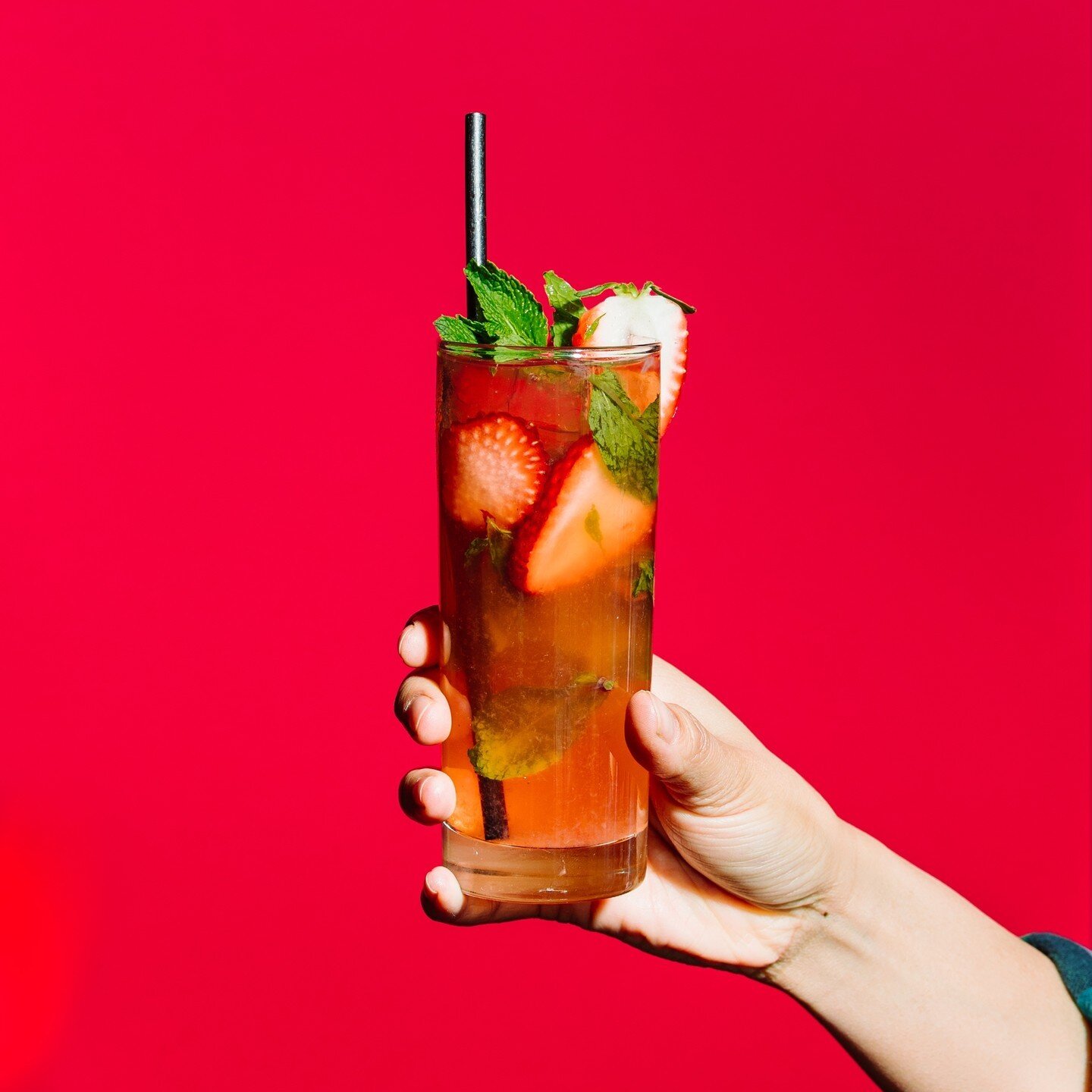 Looking for a refreshing and luxurious way to savor the season? Look no further than our *𝘯𝘦𝘸* 𝐒𝐭𝐫𝐚𝐰𝐛𝐞𝐫𝐫𝐲 𝐌𝐨𝐣𝐢𝐭𝐨!⁣⁠
⁣⁠
This classic cocktail gets a modern twist with fresh strawberries, mint, lime, and our ultra-premium Port of Ent