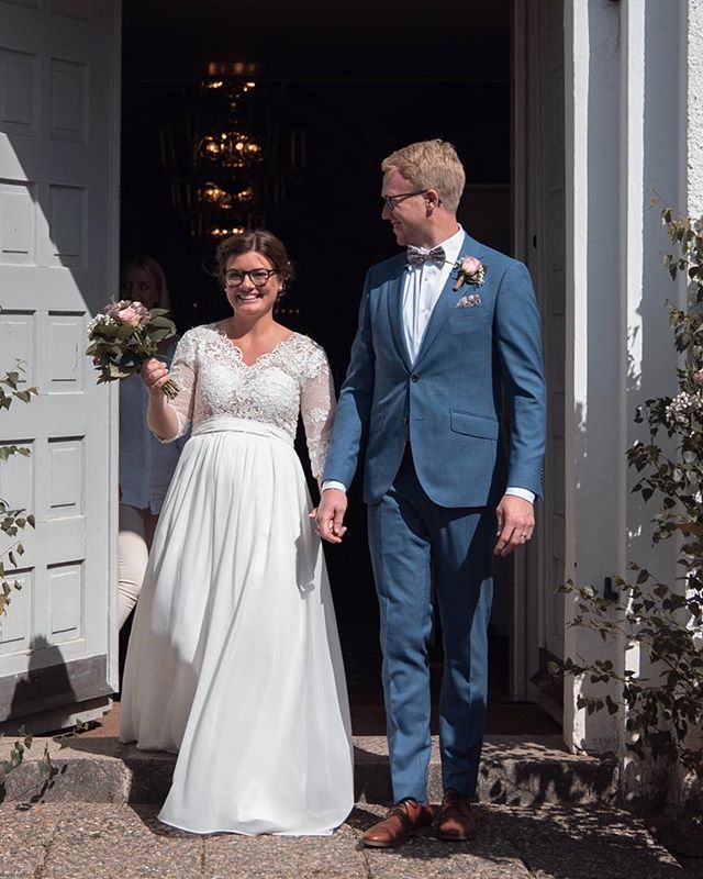 The first step out as husband and wife ❤️ .
.
.
.
.
.
.

#br&ouml;llopsfotograf#bryllupsfotograf#br&ouml;llop2019#br&ouml;llop2020#weddingphotographer#couplesinlove#nordiskebryllup#weddingphotographernorway#bryllup2019#bryllup2020#nordicweddings#wedd