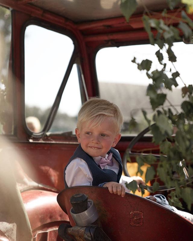 This little man wasn't to sure what to think about this whole wedding thing... The tractor was a success though! 😊
.
.
.
.
.
#barnfotografering#familjefotograf#troms&oslash;fotograf#barnefotografering#bryllupsfotograf