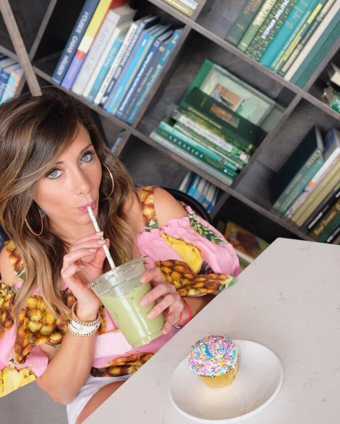 📚 & 🍵 & 🍰 are 3 of my favorite things...