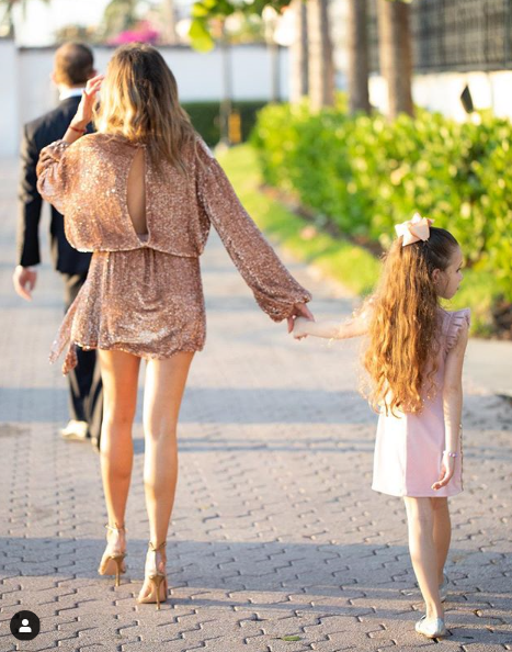 Walking into the weekend with my mini 👭💕...
