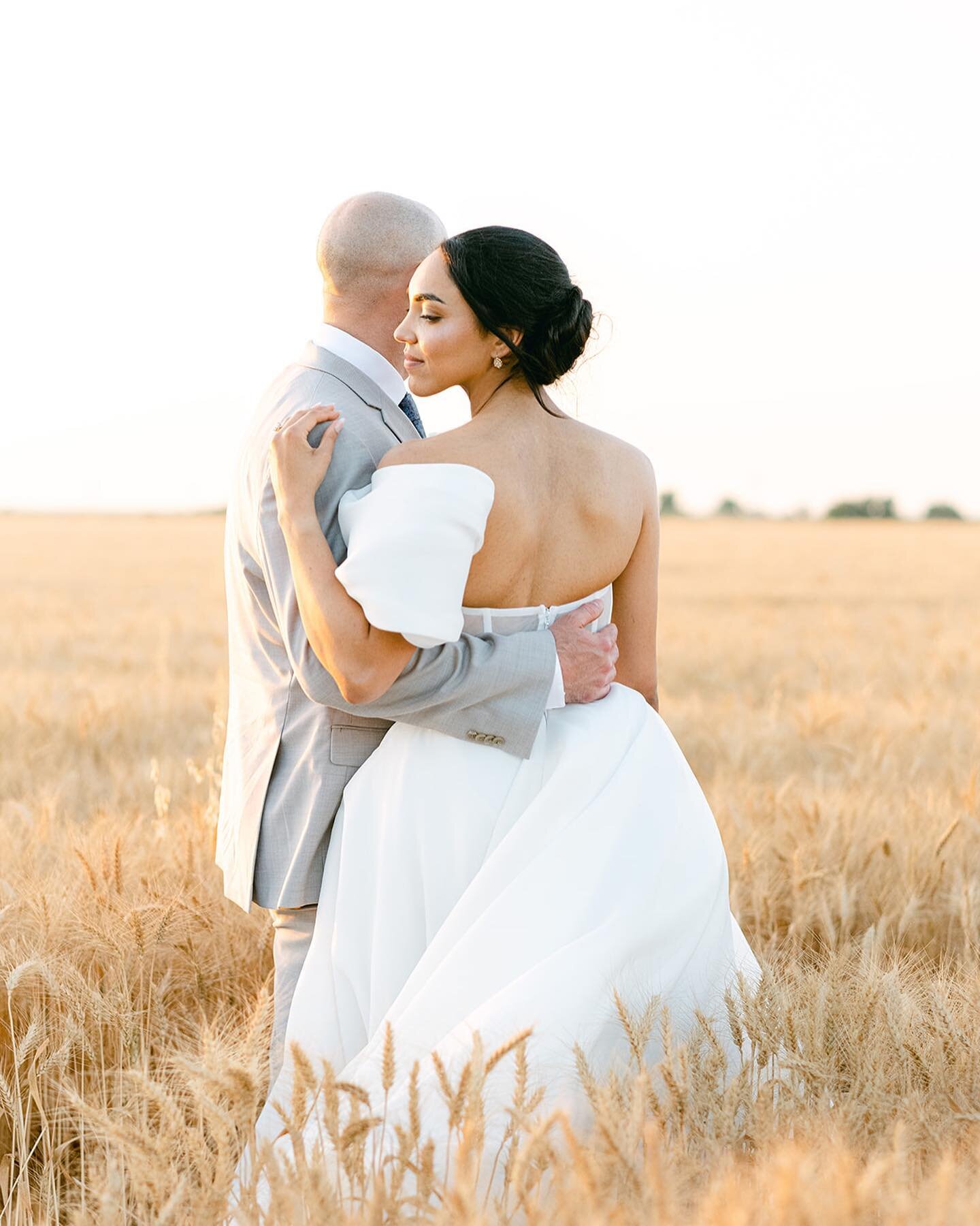 Under the warm glow of the setting sun, surrounded by gentle melodies, Mia &amp; Michael&rsquo;s wedding radiated with charm and heartfelt joy.

Photo: @stellayangphoto 
Venue: @parkwinters 
Floral: @asmahobab 
Music: @fourleafentertainment 
Cake: @s