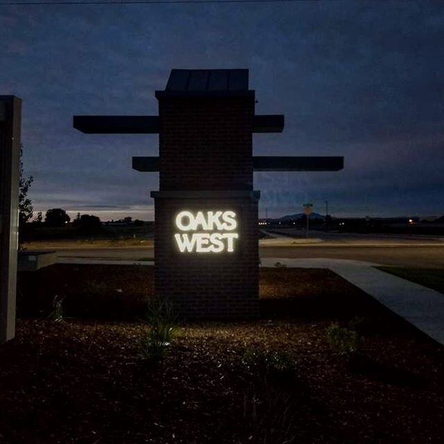 Solar lit signage for @haydenhomesbuilder #oakswest #meridianidaho #fridayfinishes #yoursignourbusiness #subdivisionmonumentsign