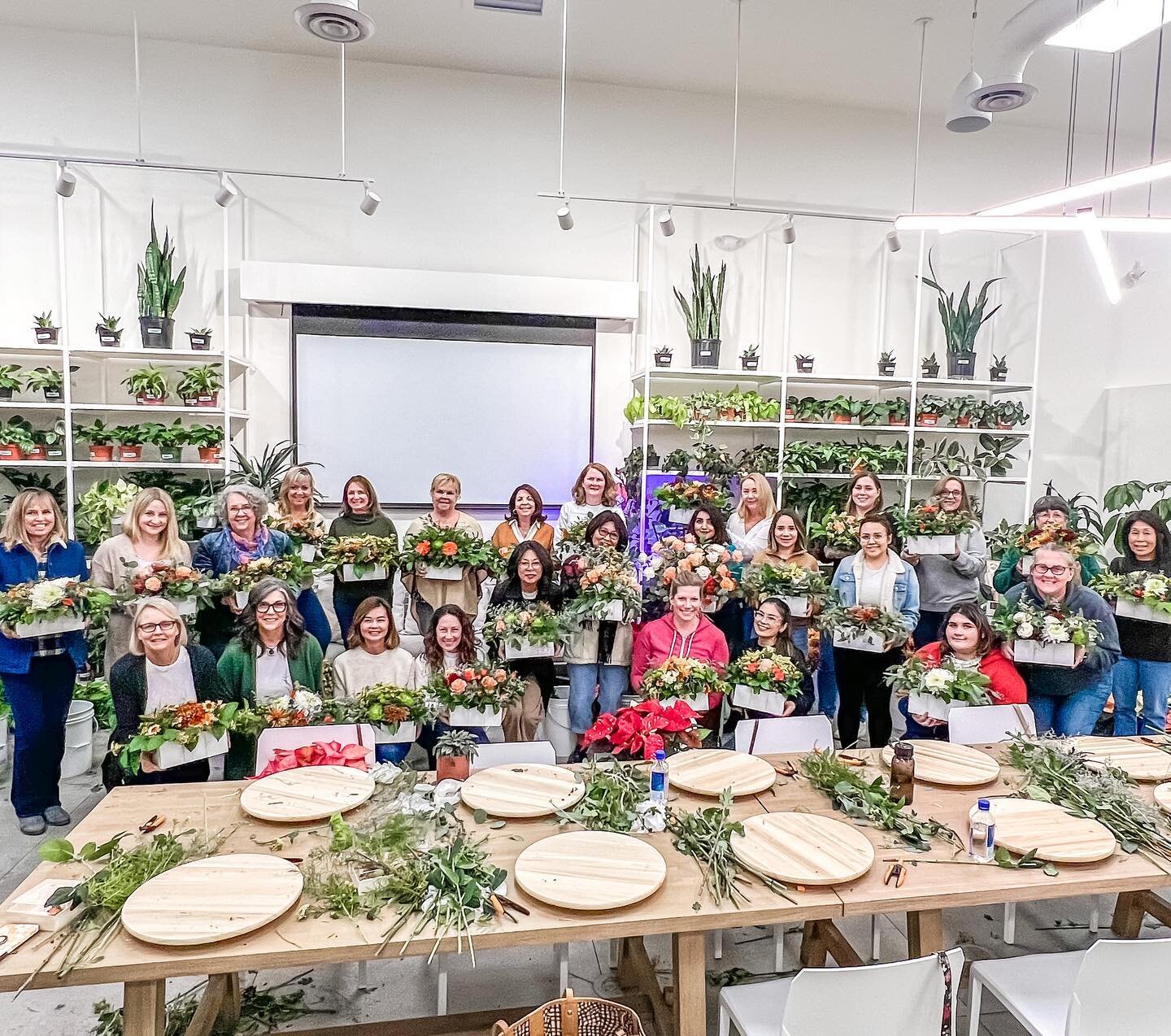 Incredible to see everyone&rsquo;s vision come to life for their Thanksgiving tablescape 🤩 Another great floral arranging workshop with Kelli 💐

There&rsquo;s still a couple spots left for our holiday floral arranging one on 12/22!