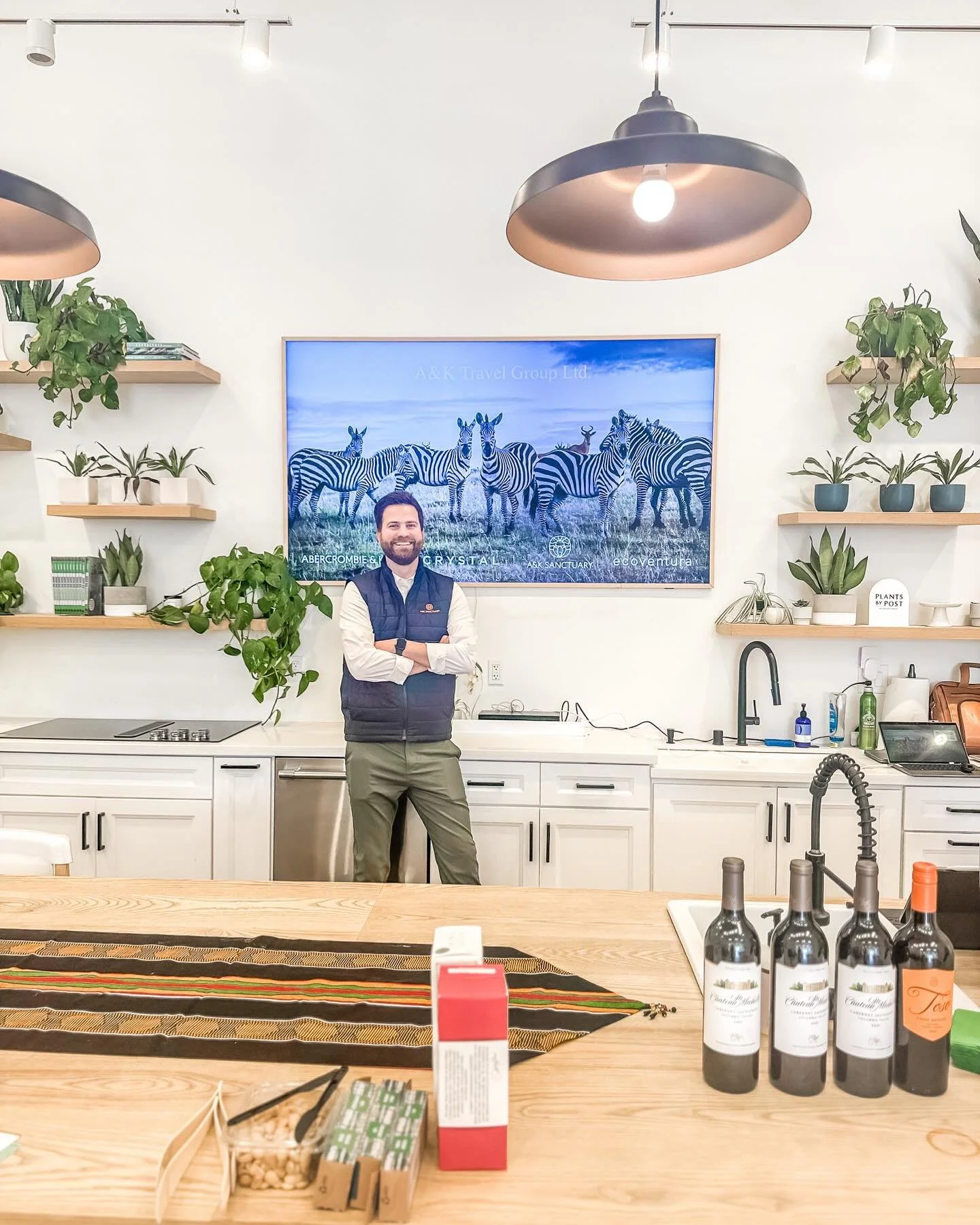 This corporate client kicked off their stylish client event with a product presentation on our 85&rdquo; Frame TV available for use along with a 100&rdquo; projector screen + sonos speakers. 

🍷🌿 The session wrapped with a hands-on succulent worksh