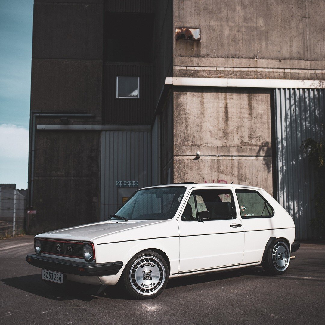 One white Rabbit 🐰
Som I nok har g&aelig;ttede, er vi ret vilde med @marcfrydensdals  lille Golf Mk 1 GTI. Vi forst&aring;r godt, at modellen blev kaldt rabbit i USA da den lille og s&oslash;d men kan v&aelig;re dj&aelig;velsk hurtig 👹 
.
.
.
//Car