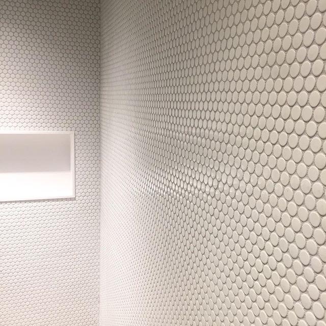Penny tile and niche - bathroom in project under construction
.
.
.
.
#pennytile #designer #interiordesign #whitebathroom #minimalism #architecture #corian #circle #design #process #brooklyndesign #brooklyn