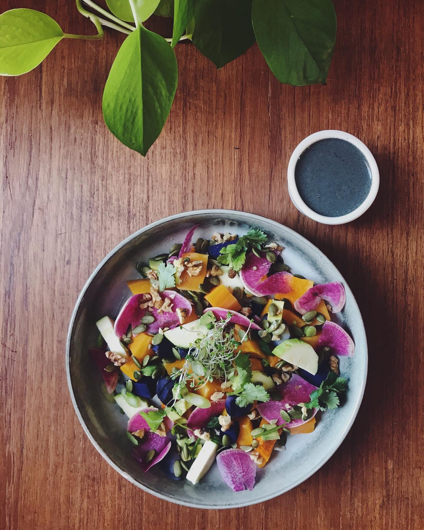 [RECETTE] Salade de fin d&rsquo;hiver 
🥬✨🥒

Cette salade, je l&rsquo;ai réalisée avec ce que j&rsquo;avais dans mon frigo... alors libre à toi de modifier les ingrédients en fonction de ce que tu as aussi.
Je trouve ça toujours intéressant de