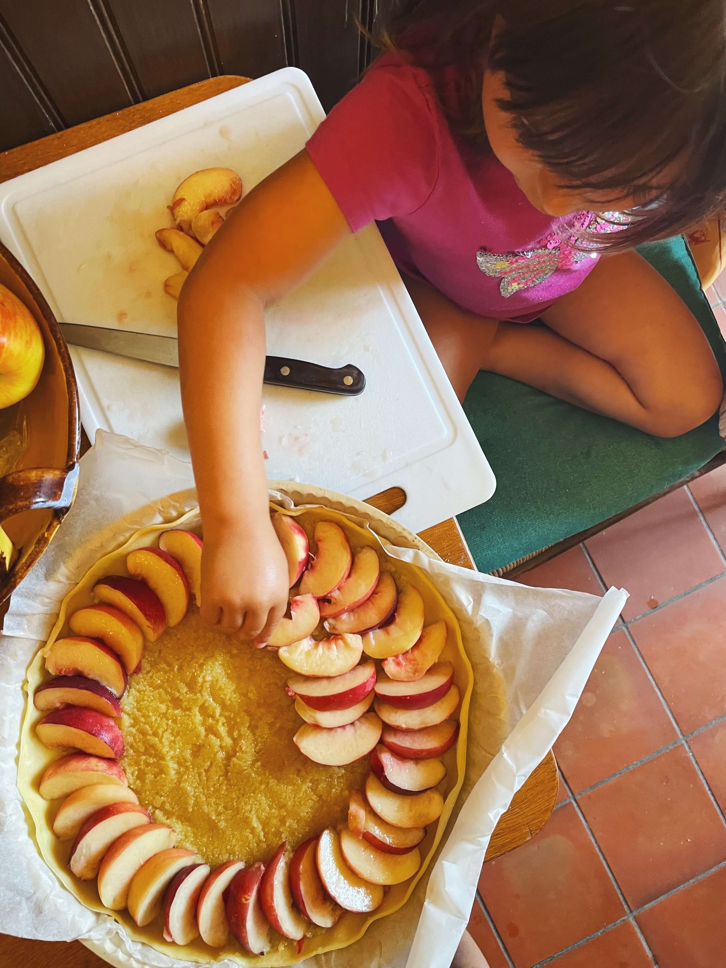 Tarte aux pêches,&nbsp;amandes &amp; verveine