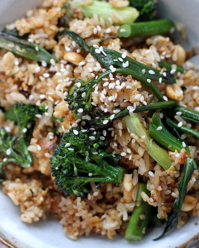🌱Weeknight Fried Rice &mdash; Link in bio! 🌱
&bull;
We make it a point to only share recipes that we honestly love and depend on. Imagine it like we&rsquo;re having you over for dinner &mdash; We wouldn&rsquo;t serve you something we wouldn&rsquo;t