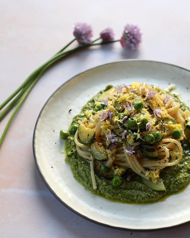 🌱New on the blog - Pasta Primavera with Pesto 🌱Link in bio✨⬆️
&bull;
We&rsquo;ve been musing over springtime lots lately. Anyone else? Particularly the new and strange combination of feeling spring&rsquo;s reawakening vibes during the social distan