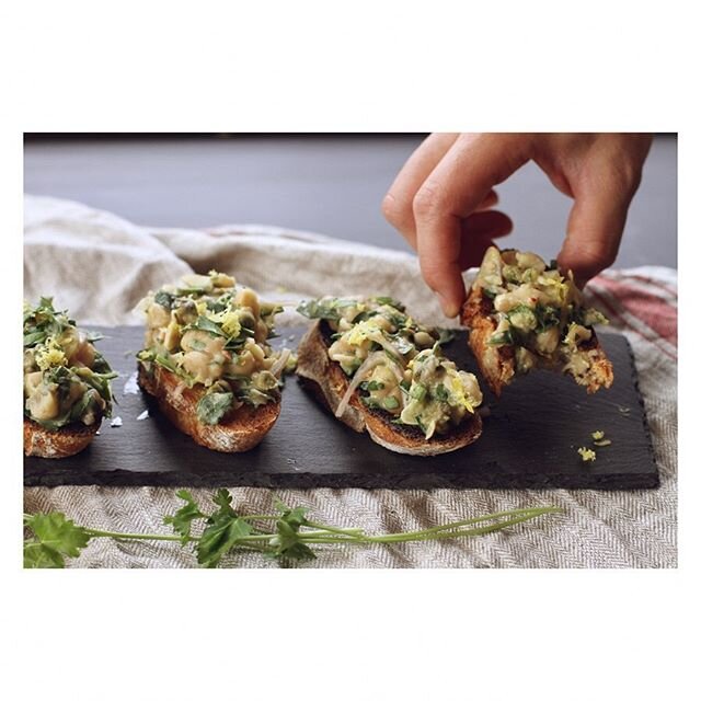 Speaking of springtime eats... We&rsquo;re still obsessing over this White Bean Piccata Bruschetta. It&rsquo;s lemony and bright and herby and rich all at once! Like eating a ray of sunshine... If sunshine was beans? Recipe&rsquo;s on the site &mdash