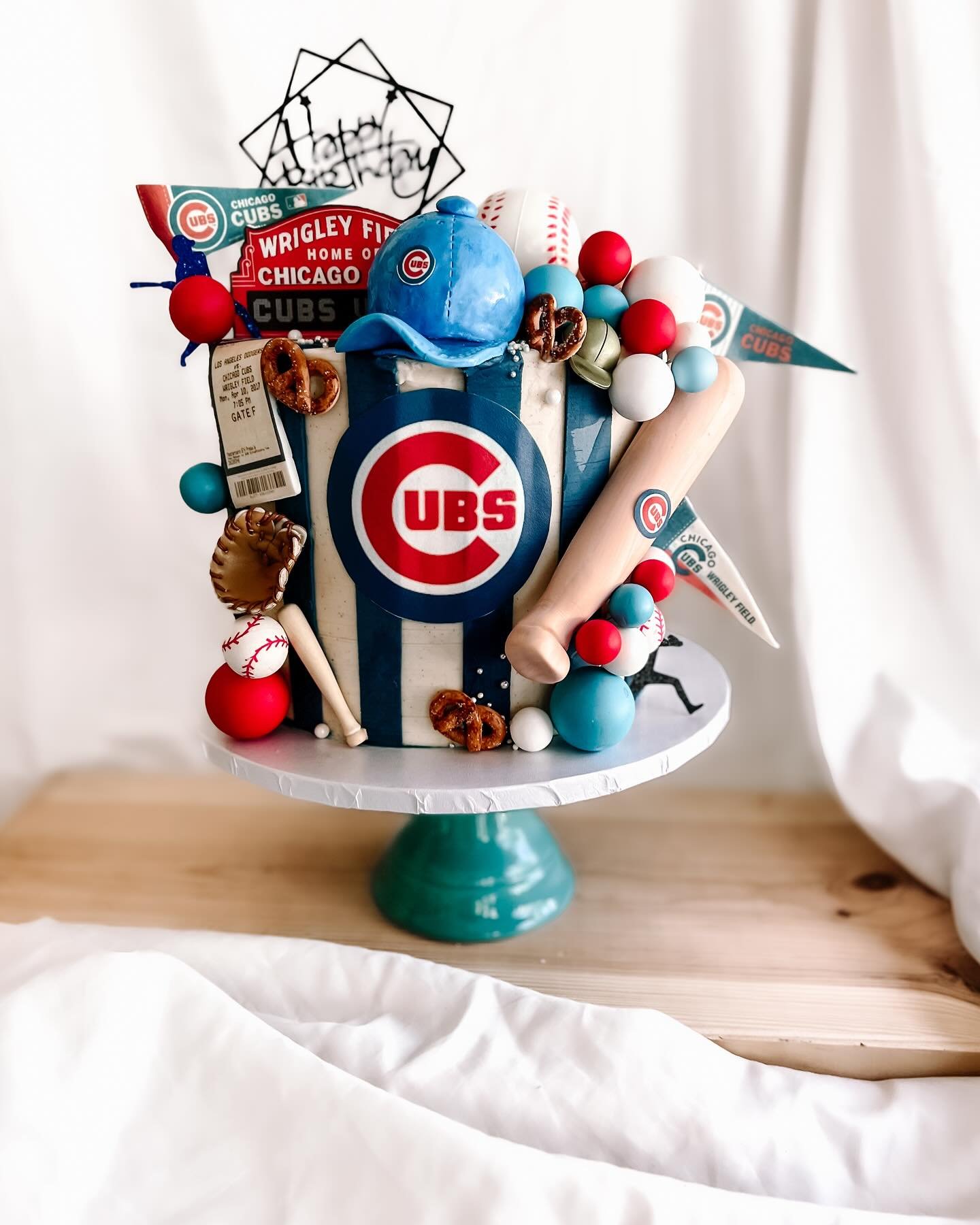 Here&rsquo;s the reveal of the vertically-striped buttercream cake from my stories: A Chicago @cubs themed 8&rdquo; chocolate cake with @oreo buttercream for a 7th birthday party! 

Happy birthday, Frank! ⚾️ 

I&rsquo;m still not a fondant/gumpaste f