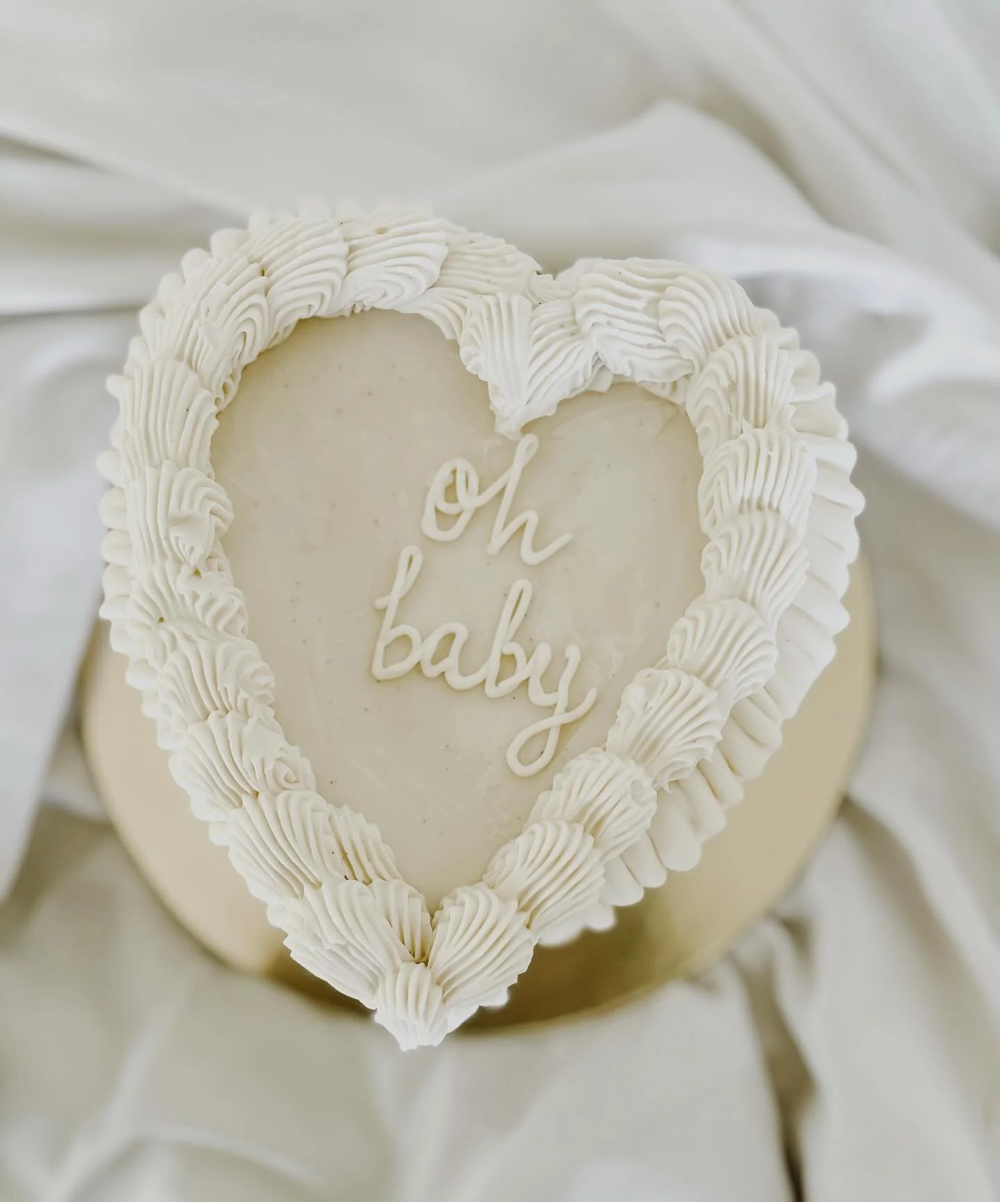 Good morning! ☀️ Forgot to post this gender reveal cake from last week! 🎀

Also! Gentle reminder: if we&rsquo;ve been in communication about a potential order, but I have not sent you an invoice, and you have not paid a deposit, you are NOT on my ca