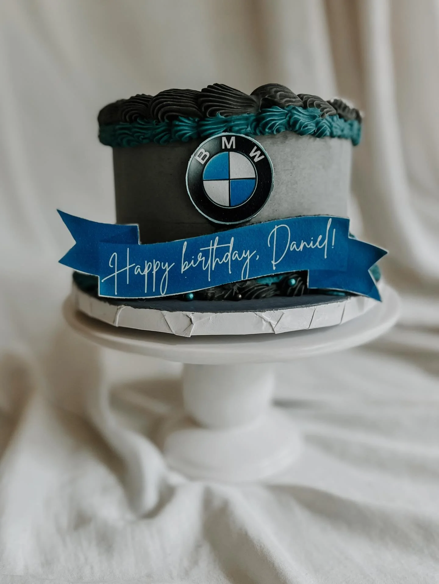 Always a little intimidating to make &ldquo;manly&rdquo; cakes, but the inspiration pic was simple, so I went with that. I only added a few metallic sprinkles, showing unmatched restraint. 🙂&zwj;↕️

Hope you had a wonderful birthday, Daniel! Thank y