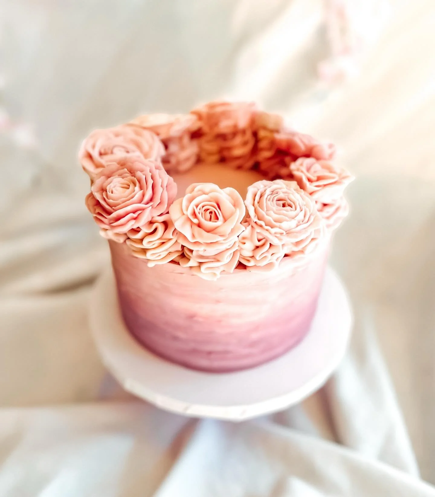 Lots of cute little cakes lately 😍 

This was a 6&rdquo; vanilla 1st birthday smash cake, topped with buttercream florals, for optimal smashing potential 😌