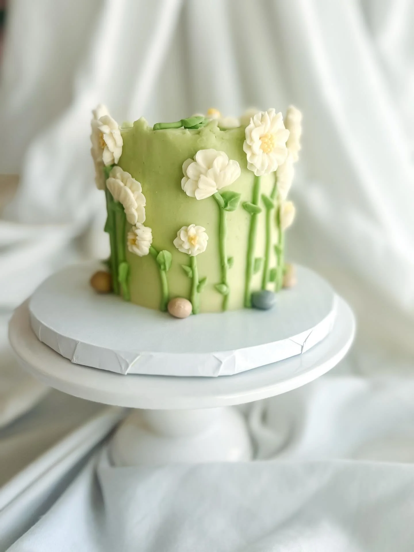 Told you I&rsquo;ve been making a lot of cute, little cakes lately! 😌

This 4&rdquo; cake was actually so hard, but not because of the design&mdash;because of the insides! I was asked to make Brazilian white brigadeiro filling with peaches, which I&