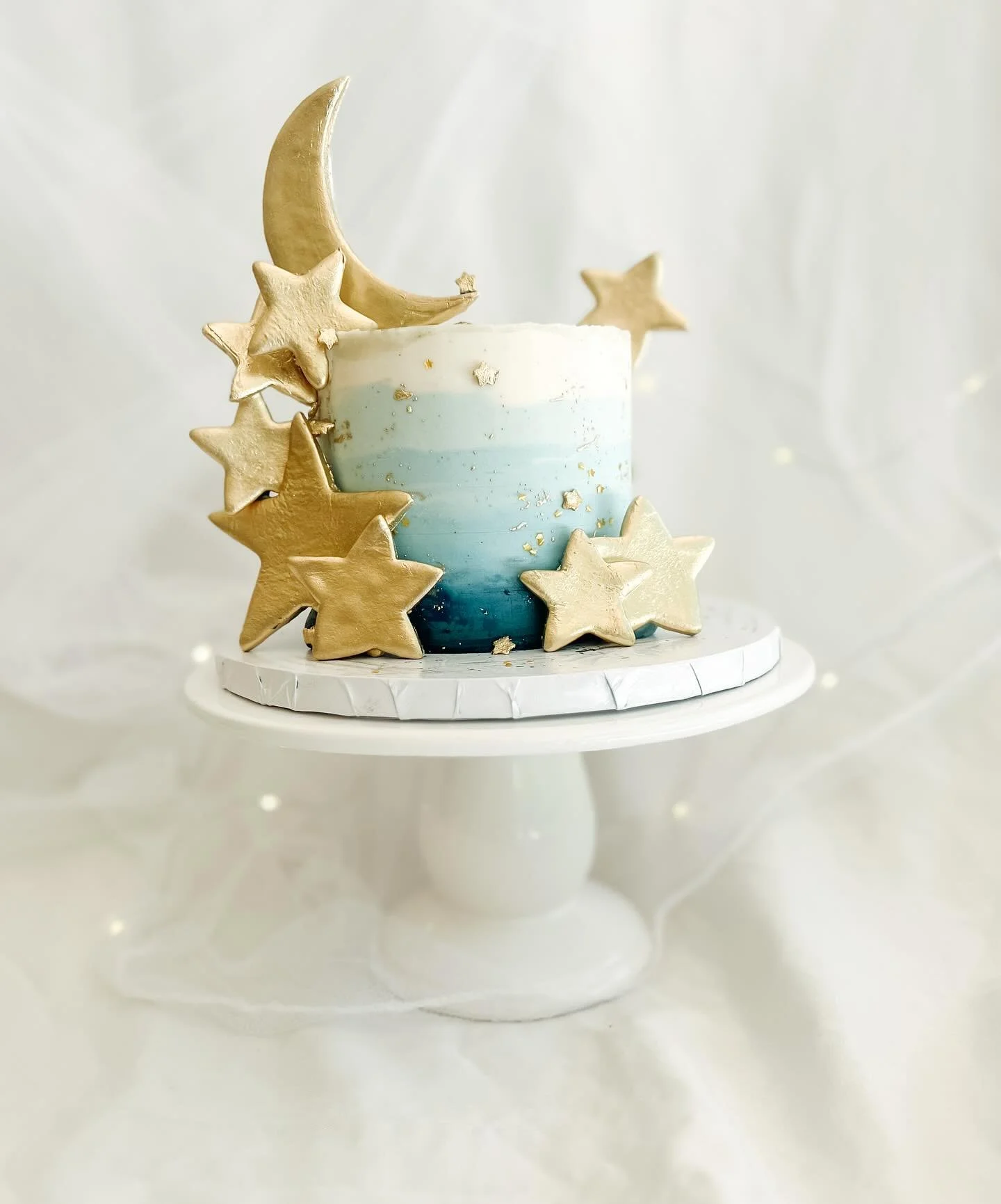 If this 4&rdquo; ombr&eacute; smash cake looks familiar, it&rsquo;s because I made a similar one last year, for an adorable baby boy named Thiago (who ordered a Cars themed 2nd birthday cake in September)! 

I also made a space themed 1st birthday ca