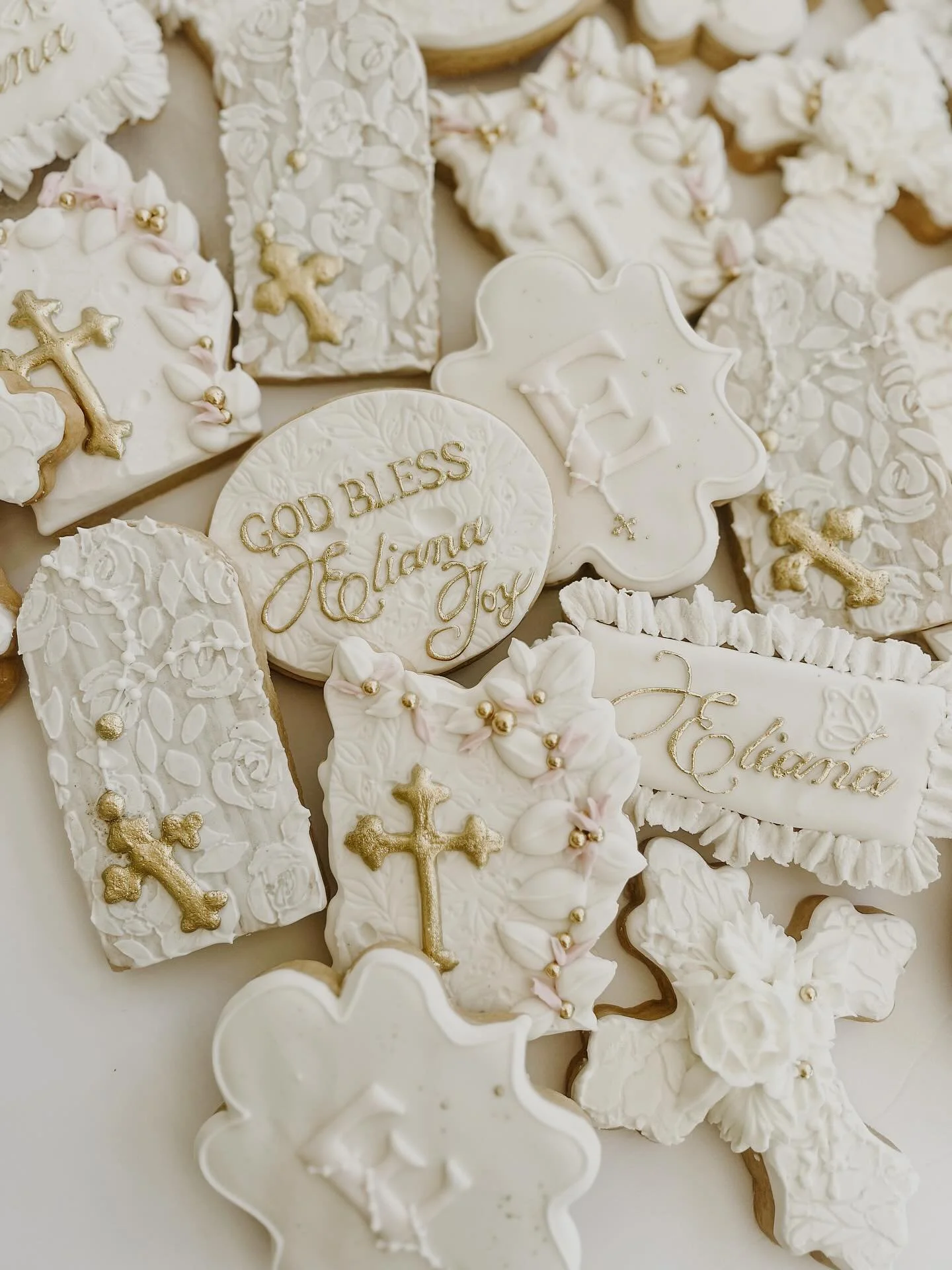 Baptism cookies in white and gold (and a TINY touch of pale pink) for Eliana Joy ✨

I prefer to not take on many custom cookie orders nowadays 🫣, but one way to get me excited about any order is to basically give me the colors and theme and just let