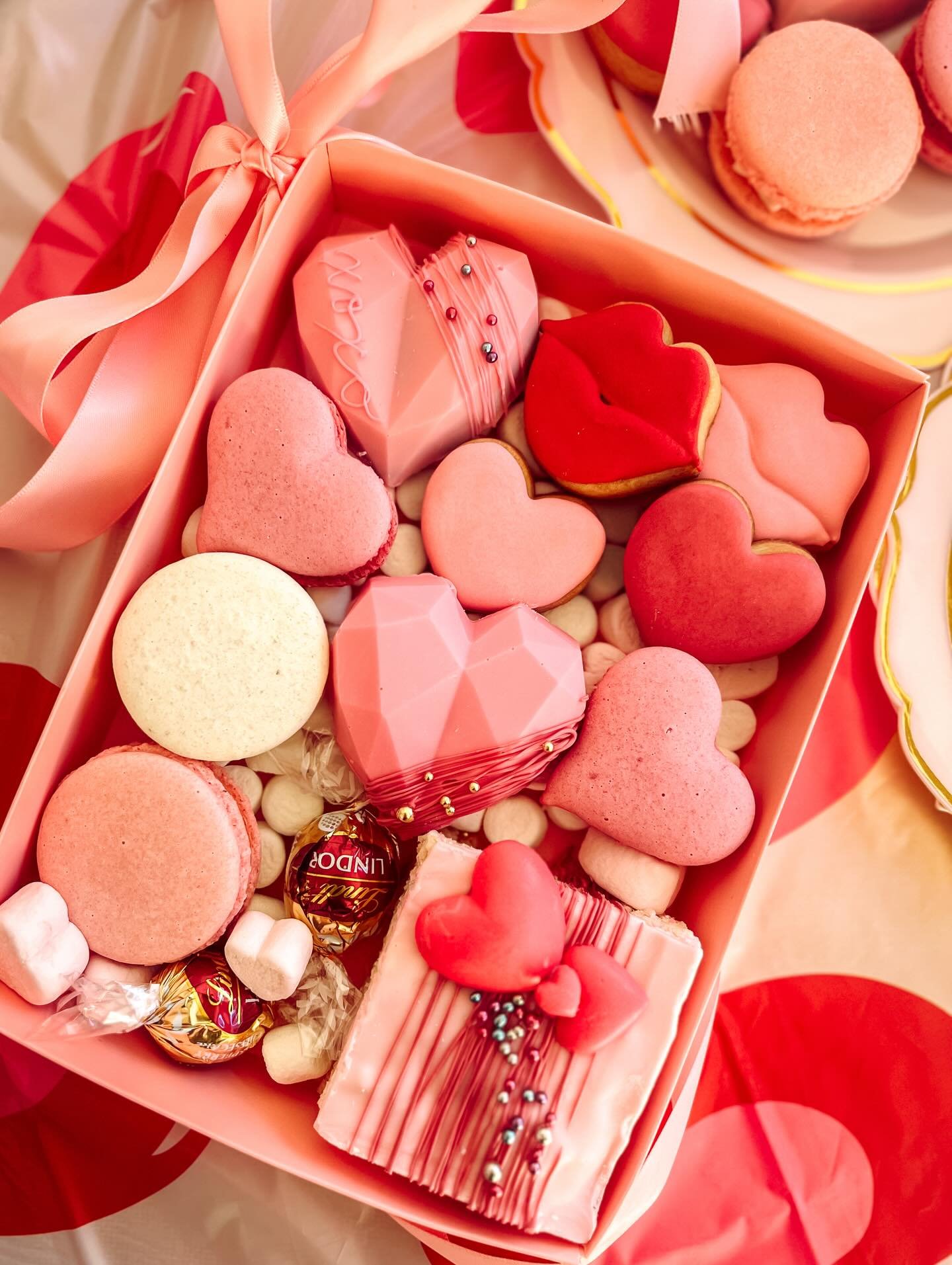 Better late than never, right? 😬

Valentine&rsquo;s Day macaron boxes and Valentine&rsquo;s Day Sweet Treat boxes are available now for ordering on sugarbysteph.com !

Treat boxes include:
4 Macarons
4 Mini sugar cookies
1 banana pudding RKT
2 cake 